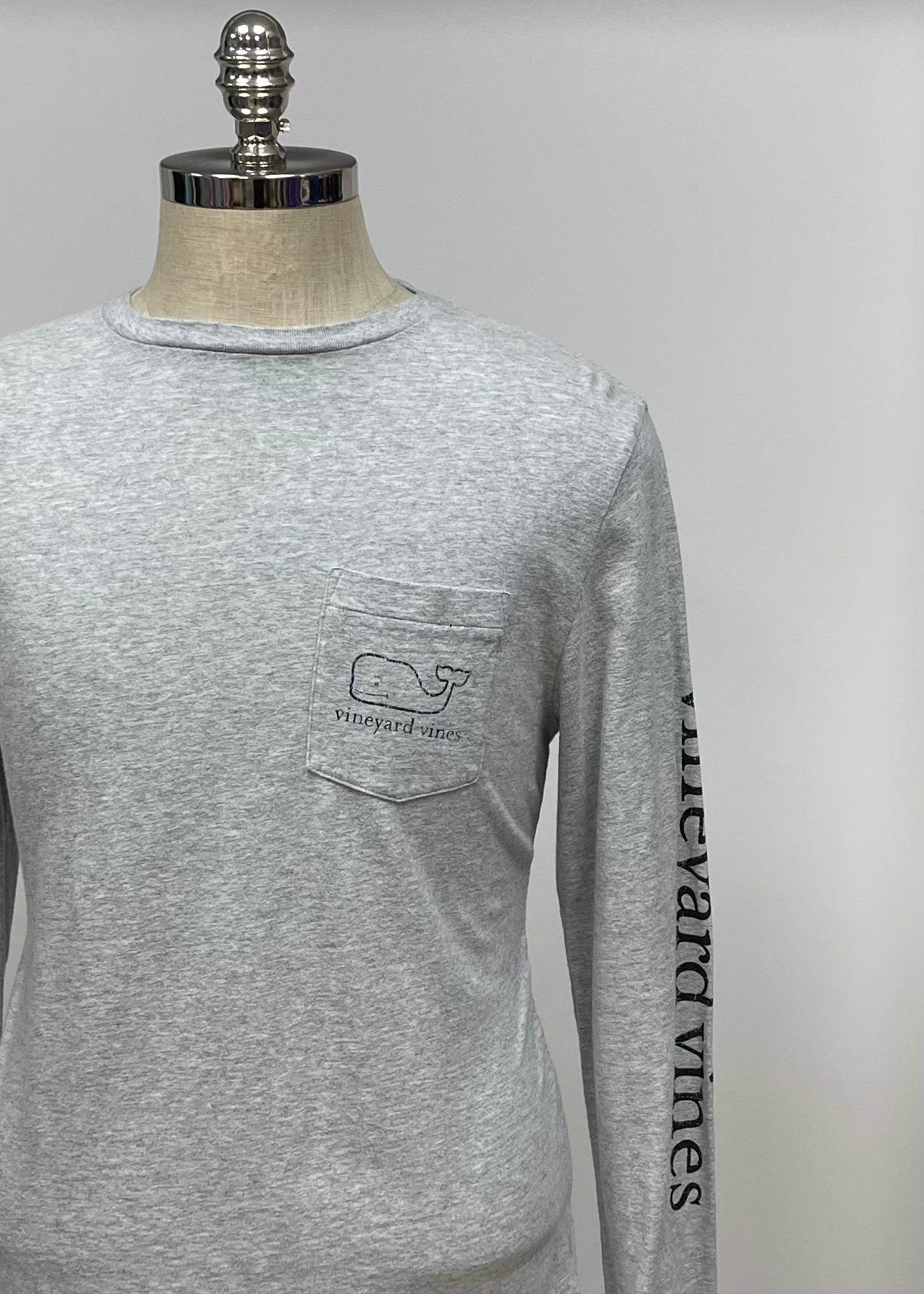 Camiseta cuello redondo Vineyard Vines 🐳 color gris claro con Diseño de ballena en bolsillo Talla Medium