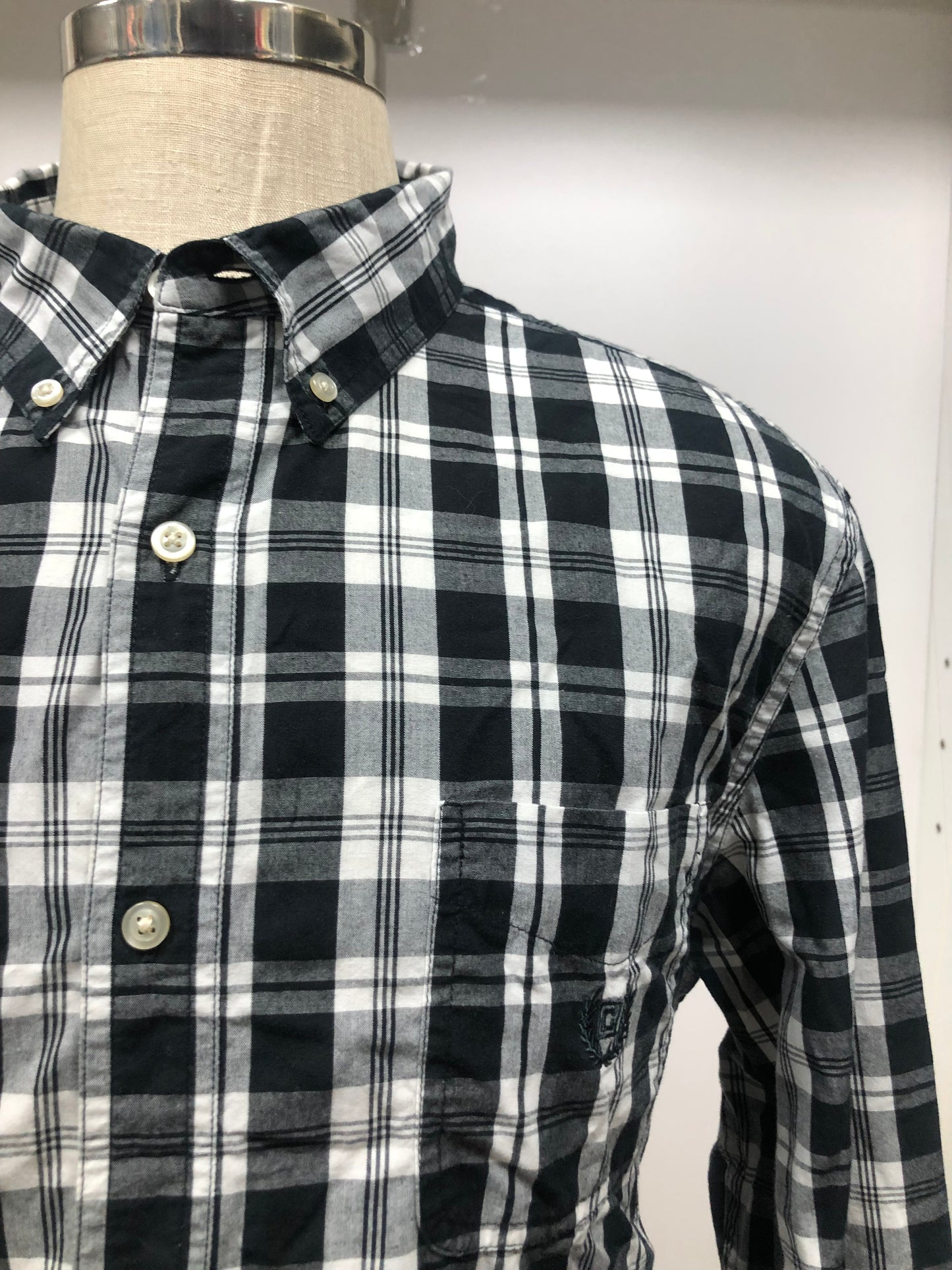 Camisa de botones Chaps con patron de cuadros en negro y blanco Talla XL Entalle Regular