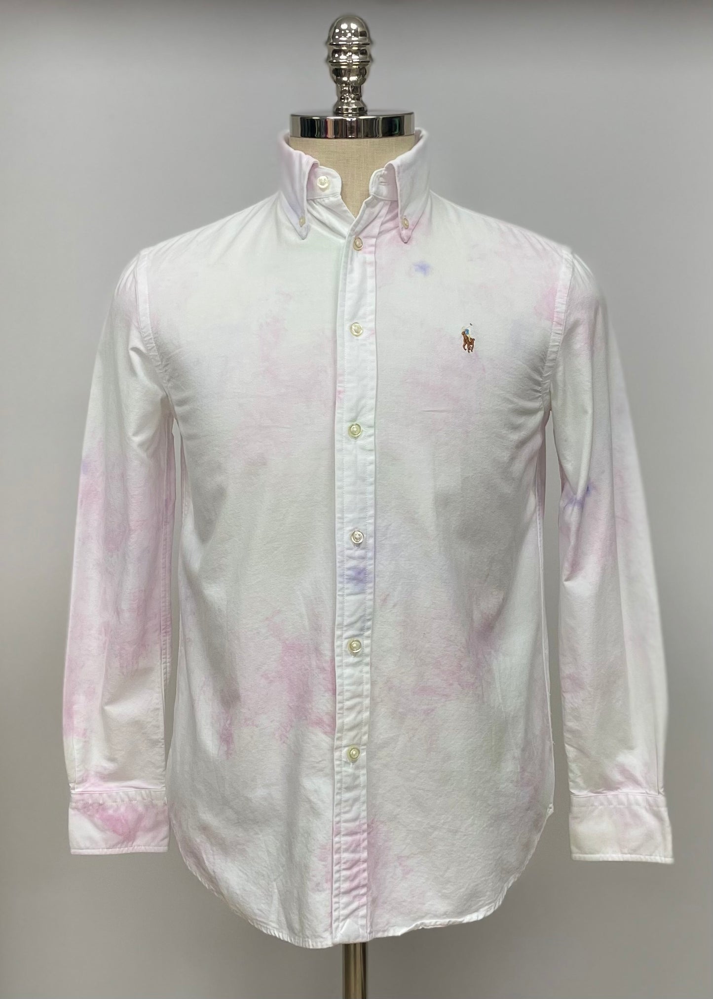 Camisa de mujer Polo Ralph Lauren 🏇🏼 Oxford en color blanco con diseño tie-dye en rodado y morado Talla S Entalle Relaxed