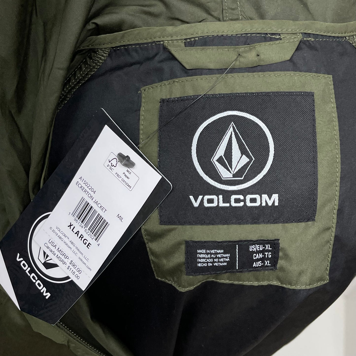 Jacket Volcom 🛹 color verde olivo y negro con zíper completo y logo en color gris claro Talla XL