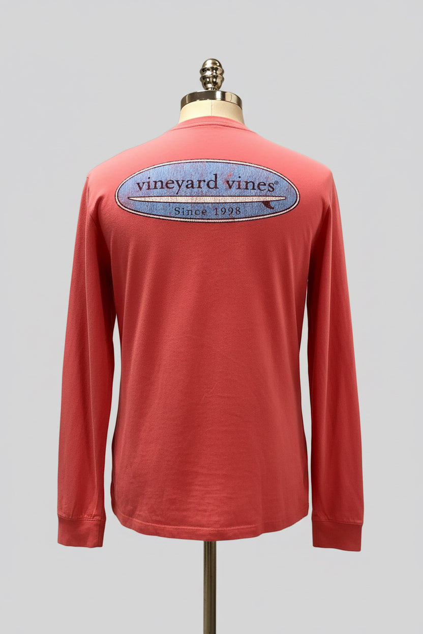 Camiseta cuello redondo Vineyard Vines 🐳 color rosado magenta con logo de tabla de surf Talla S