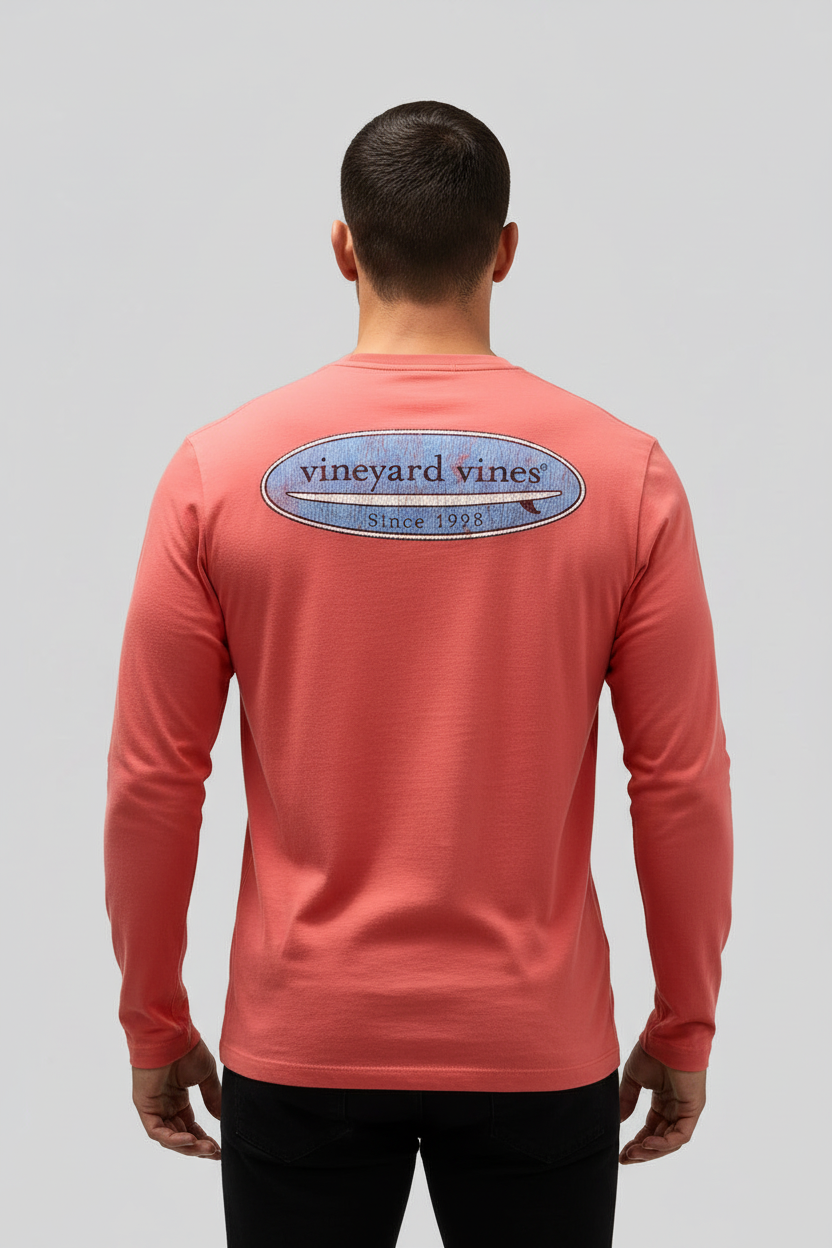 Camiseta cuello redondo Vineyard Vines 🐳 color rosado magenta con logo de tabla de surf Talla S