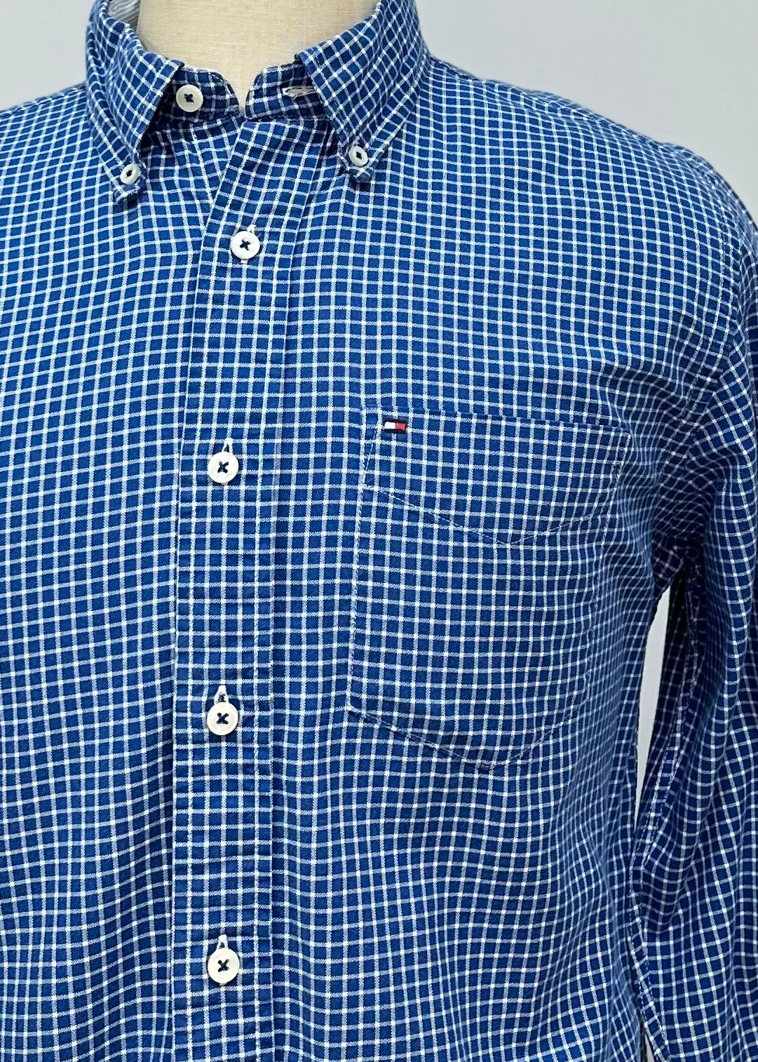 Camisa Tommy Hilfiger 🇺🇸 color azul con patrón de cuadros en color blanco Talla M Entalle Regular