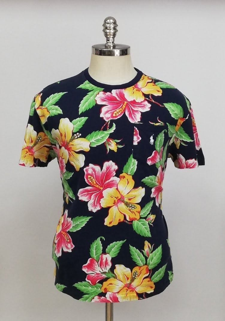 Camiseta cuello redondo Polo Ralph Lauren 🏇🏼 color azul oscuro con diseño floral Talla M Entalle Clásico