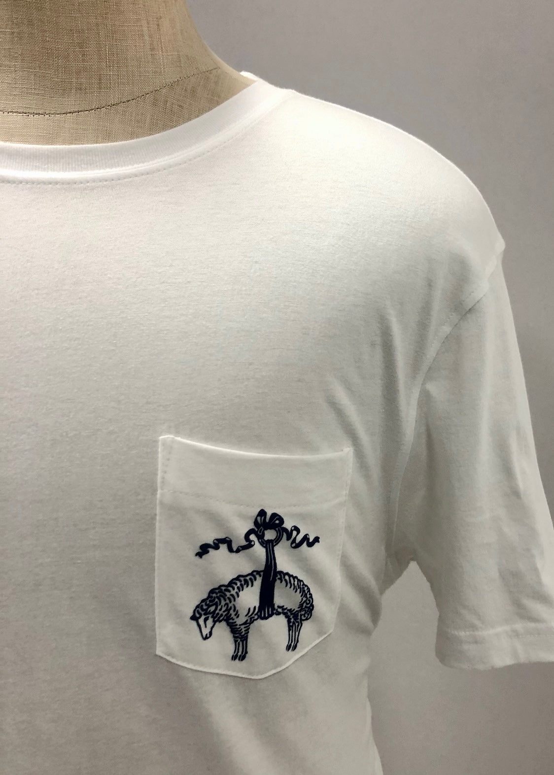 Camiseta cuello redondo Brooks Brothers 🐑 color blanco y logo en azul navy Talla L