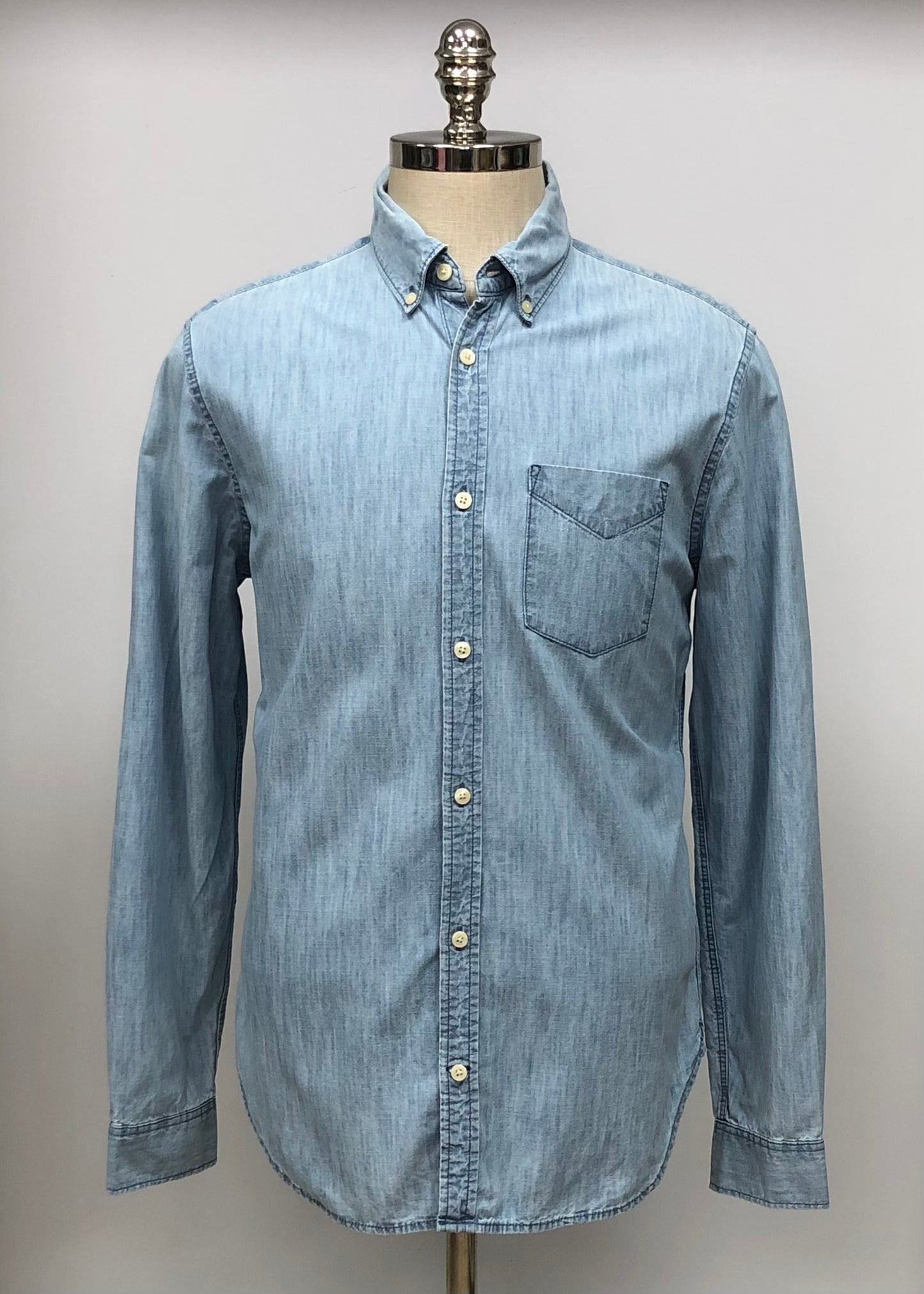 Camisa de botones GAP de jeans color celeste con diseño de bolsillo Talla M Entalle Slim Fit