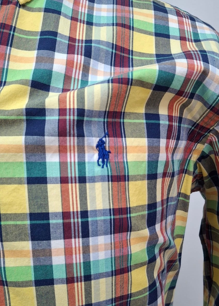 Camisa Polo Ralph Lauren 🏇🏼 Color amarillo con patron de cuadros tartan en color rojo, azul y blanco Talla M Entalle Clásico