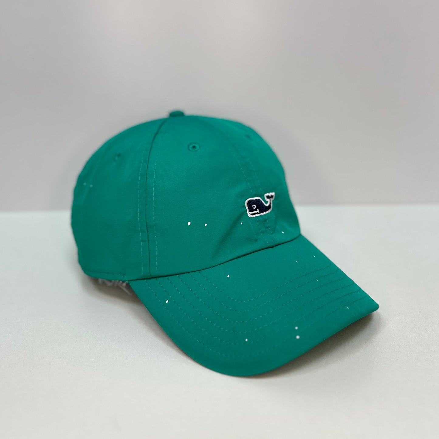 Gorra Vineyard Vines color verde esmeralda y logotipo en color