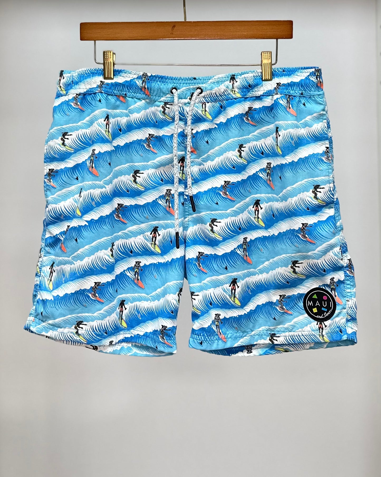 Short de baño Maui and sons 🏄🏽‍♂️ color azul con diseño de surfistas talla L