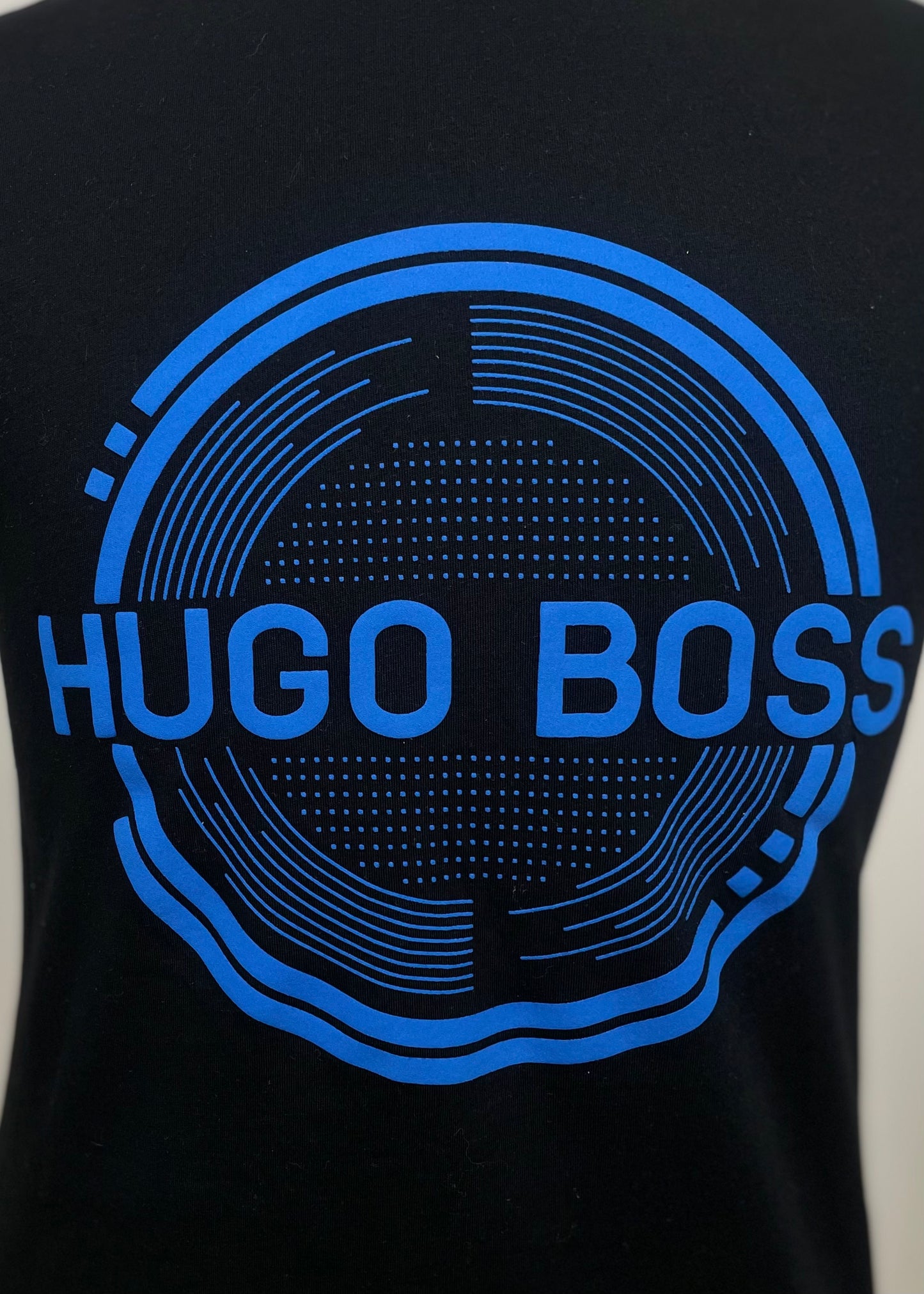 Camiseta cuello Redondo Hugo Boss 🇩🇪 color negro y logo en azul manga corta Talla S Entalle Regular