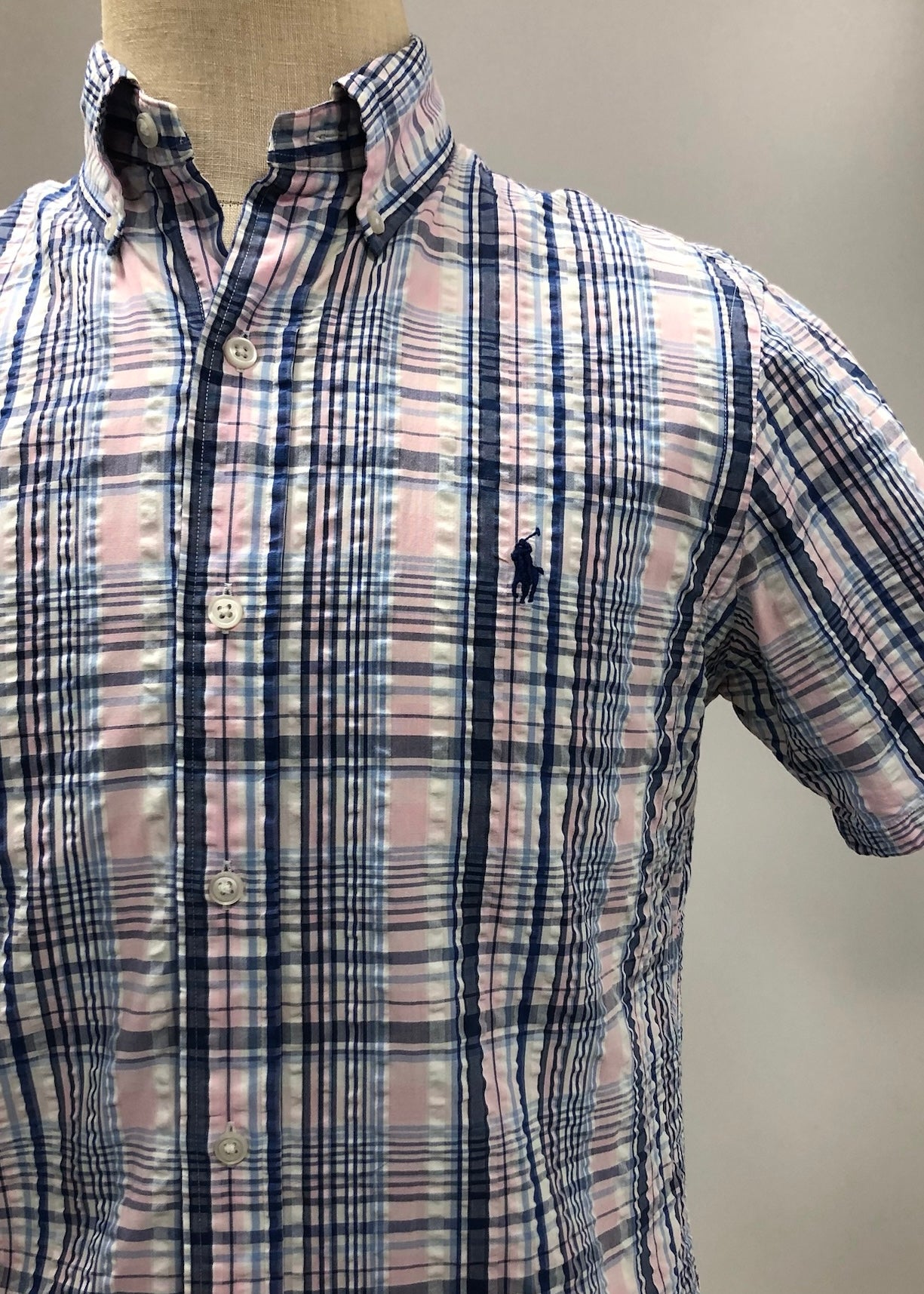 Camisa de botones Polo Ralph Lauren 🏇🏼 Seersucker de cuadros en rosado, azul y blanco Talla S Entalle Regular