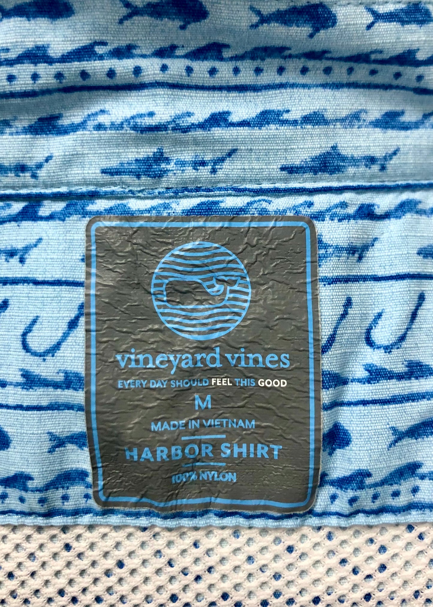 Camisa Vineyard Vines 🐳 Modelo Harbor Color celeste con diseño de pesca en color azul Talla M Entalle regular