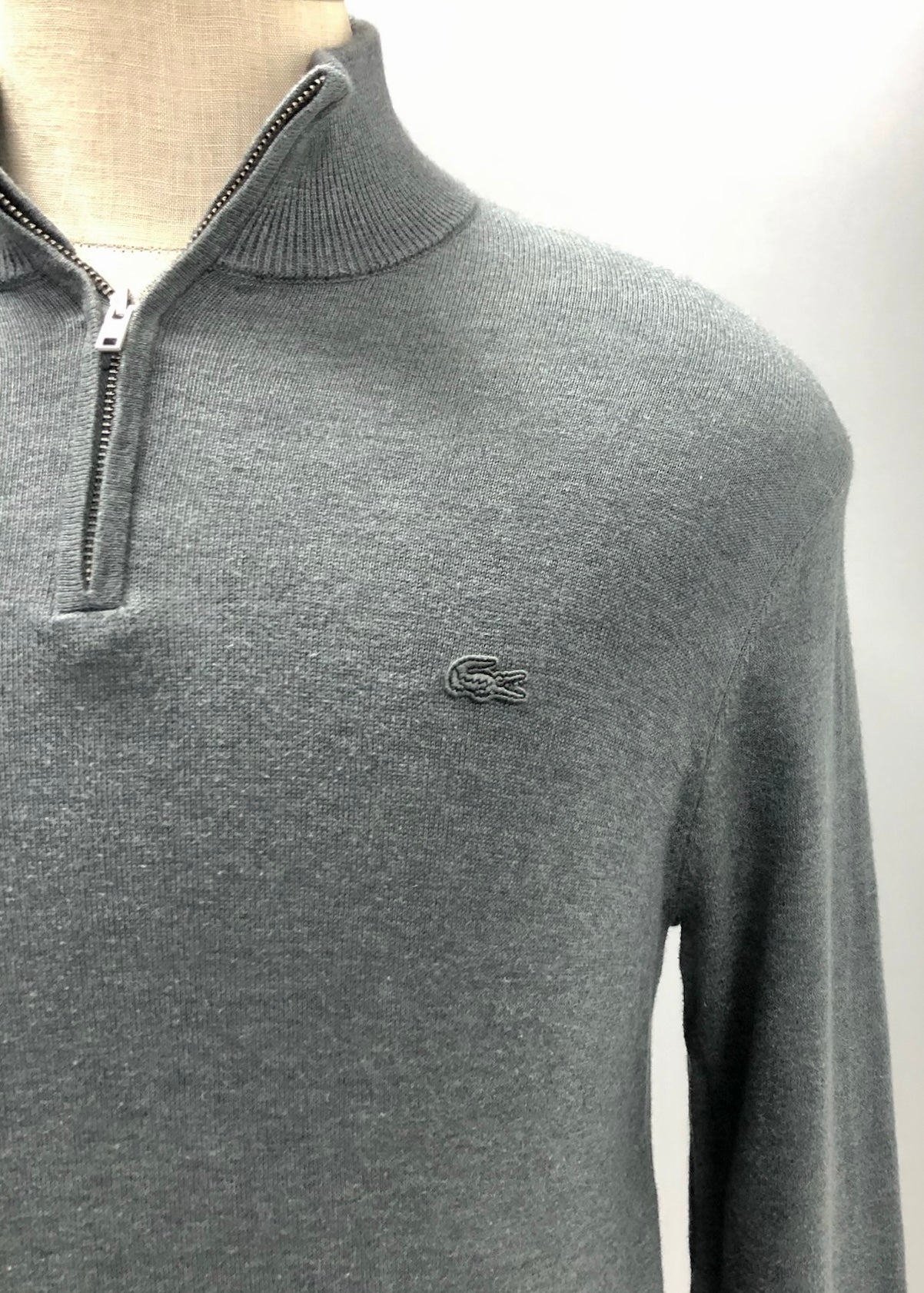 Sueter Jersey Lacoste 🐊 color gris claro con logo azul navy Tela algodón Pima Talla L