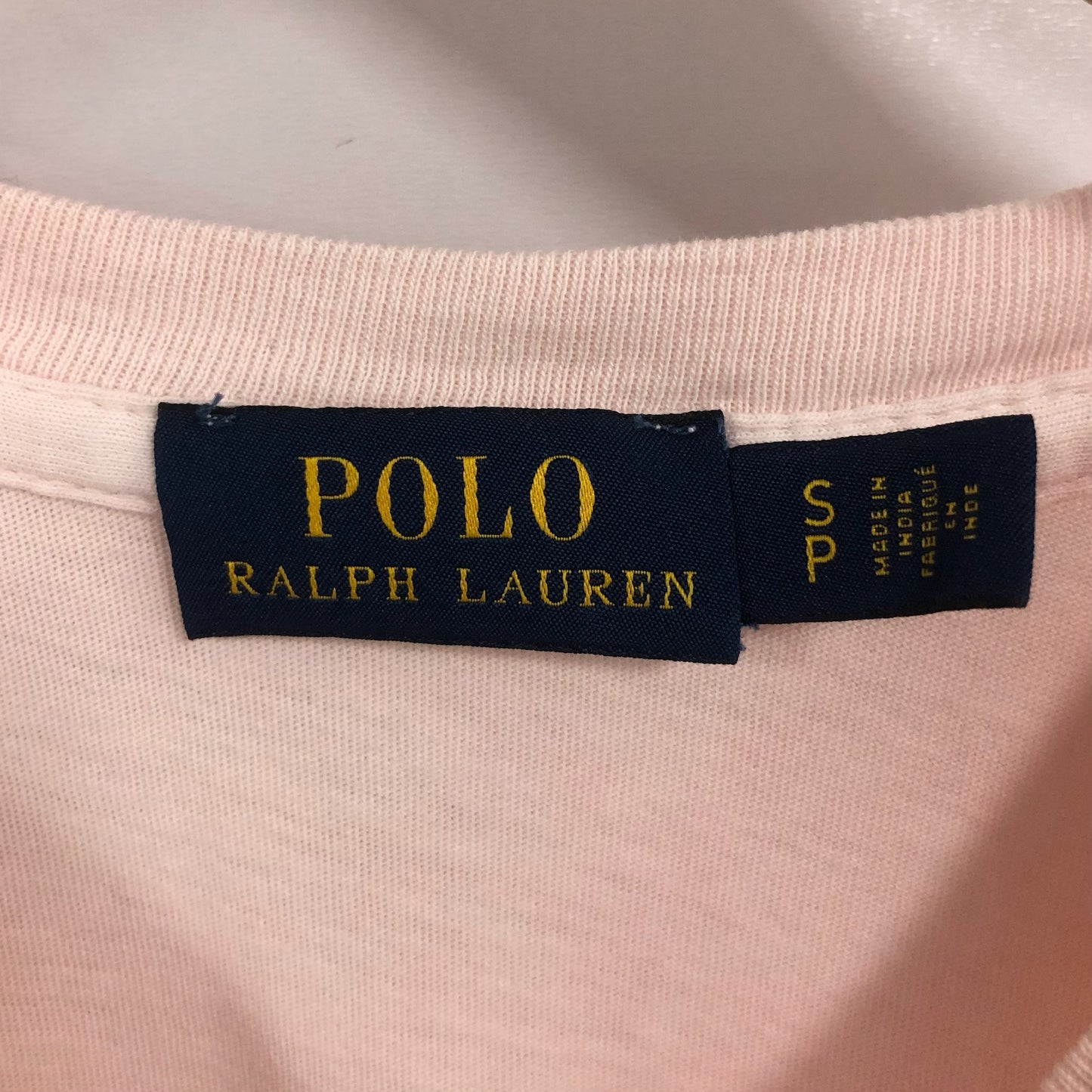 Camiseta cuello redondo de mujer Polo Ralph Lauren 🏇🏼 color rosado con diseño de logo en letras en color blanco Talla S Entalle Regular