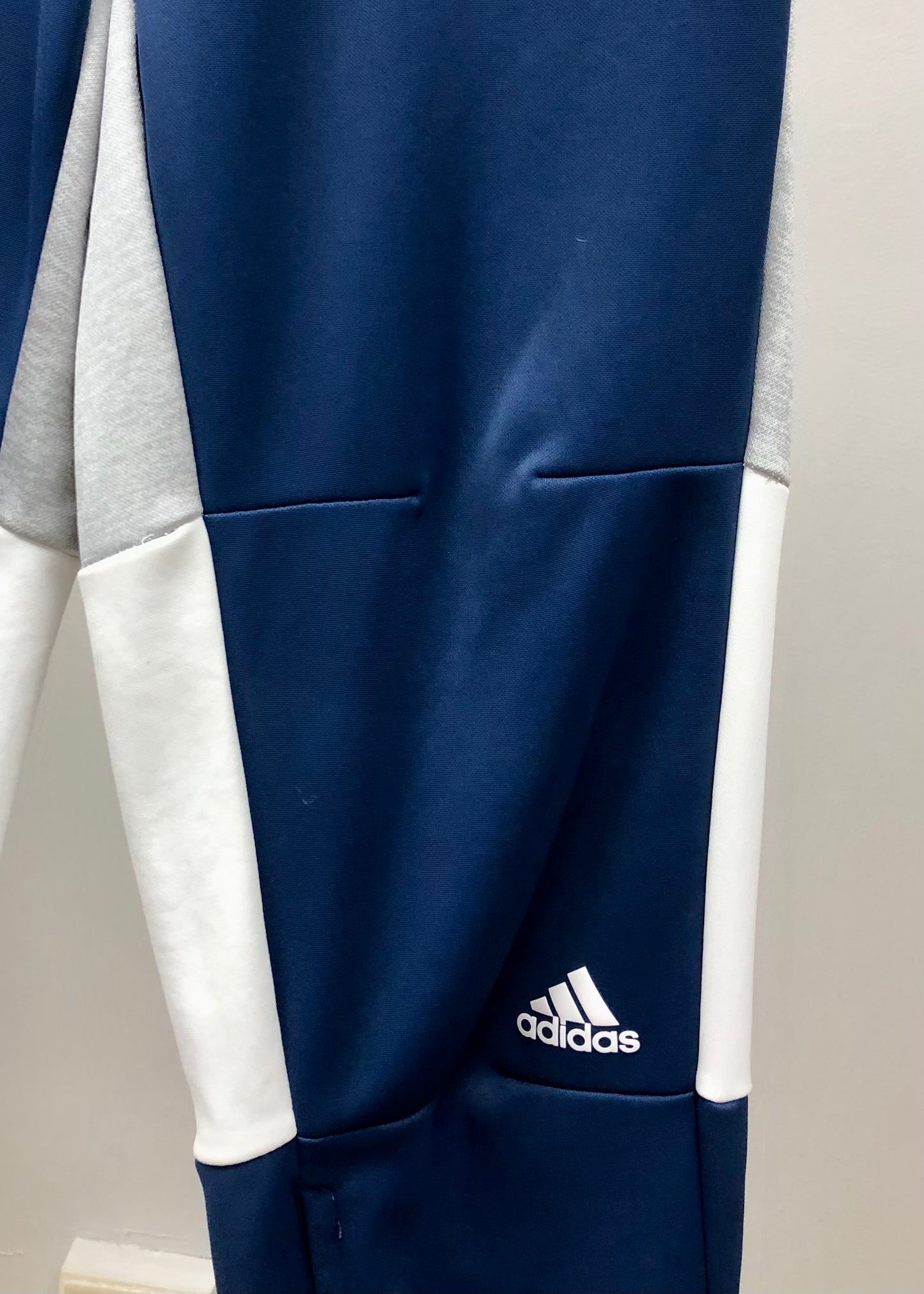 Pantalon Jogger marca Adidas 🏃🏻‍♂️ en color azul con franjas en color gris y blanco Talla L