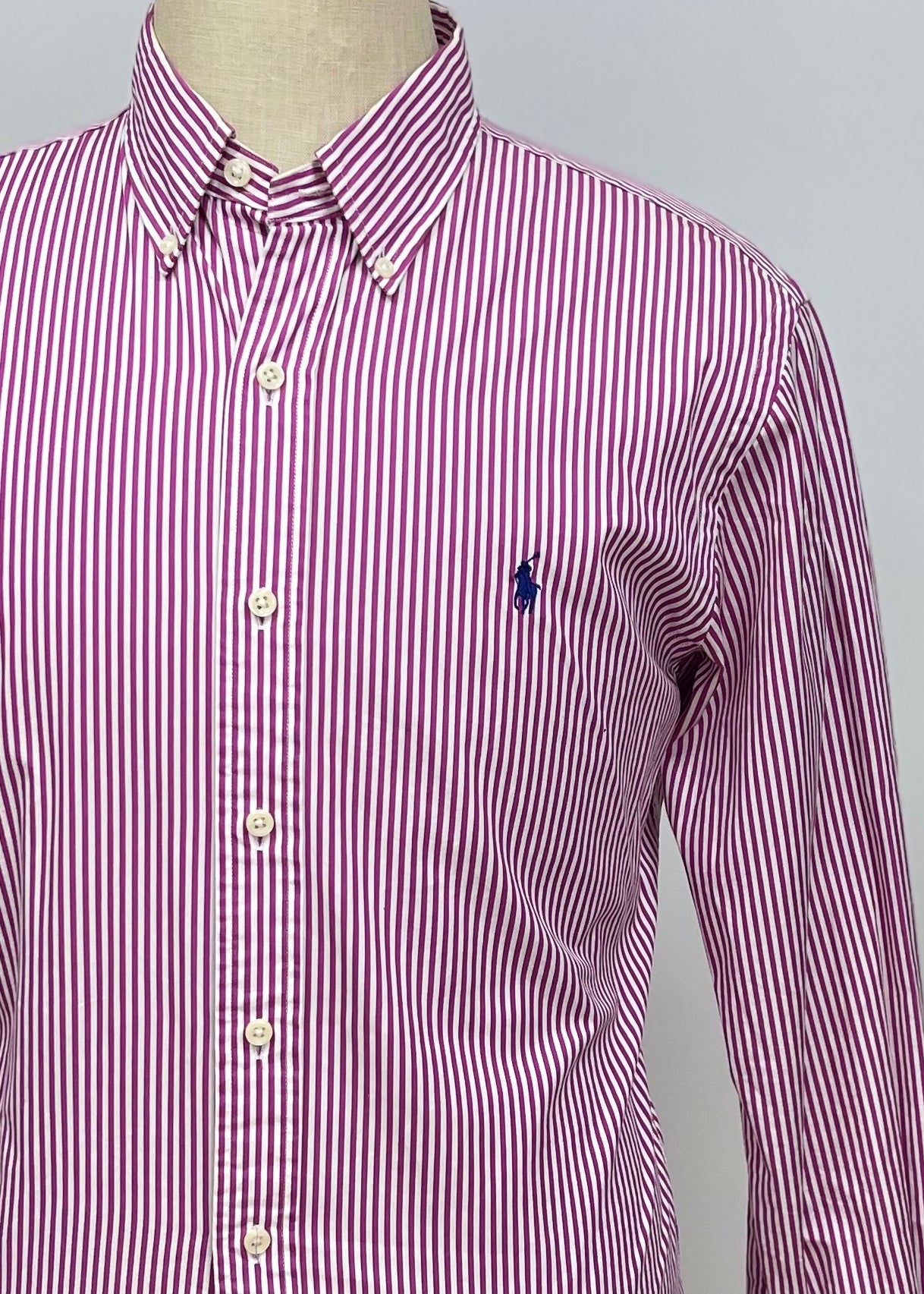 Camisa Polo Ralph Lauren 🏇🏼 con patron de rayas en color morado y blanco Talla L Entalle Slim Fit