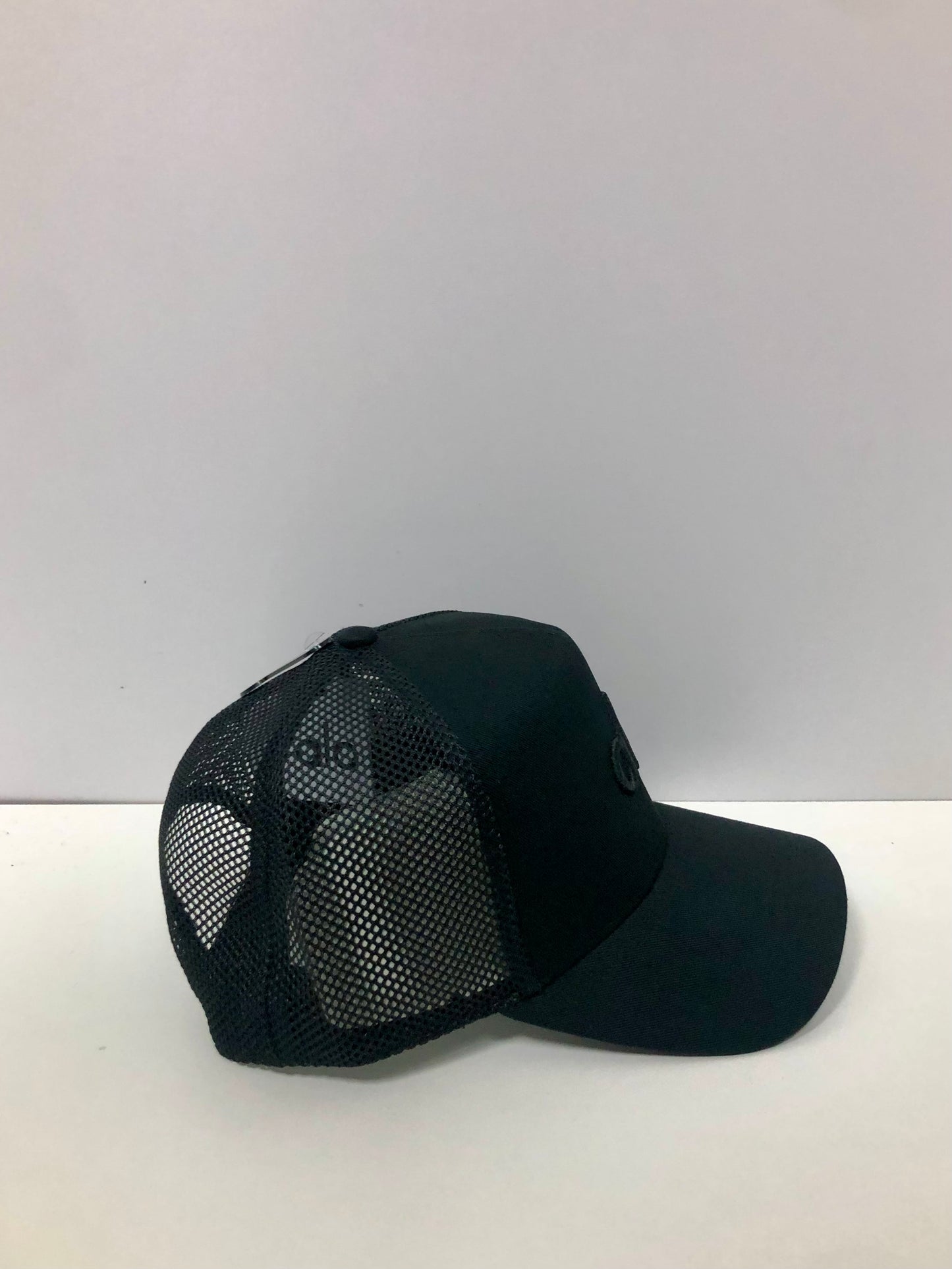 Gorra Alo🧘🏻‍♀️ Trucker color negro de malla