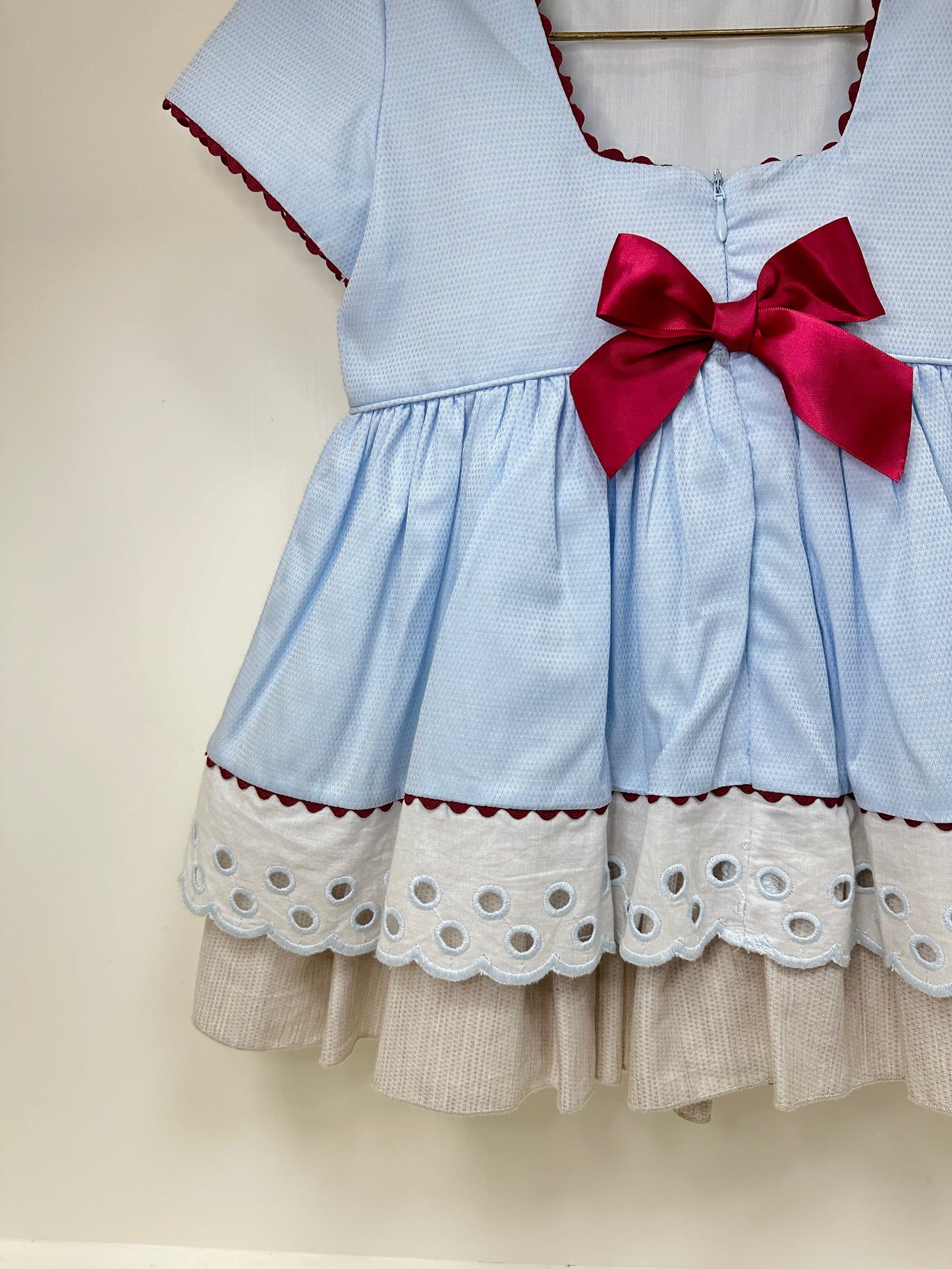 Vestido español de niña Dolce Petit🥀 Color celeste con lazos rojos y bolados crema Talla 4