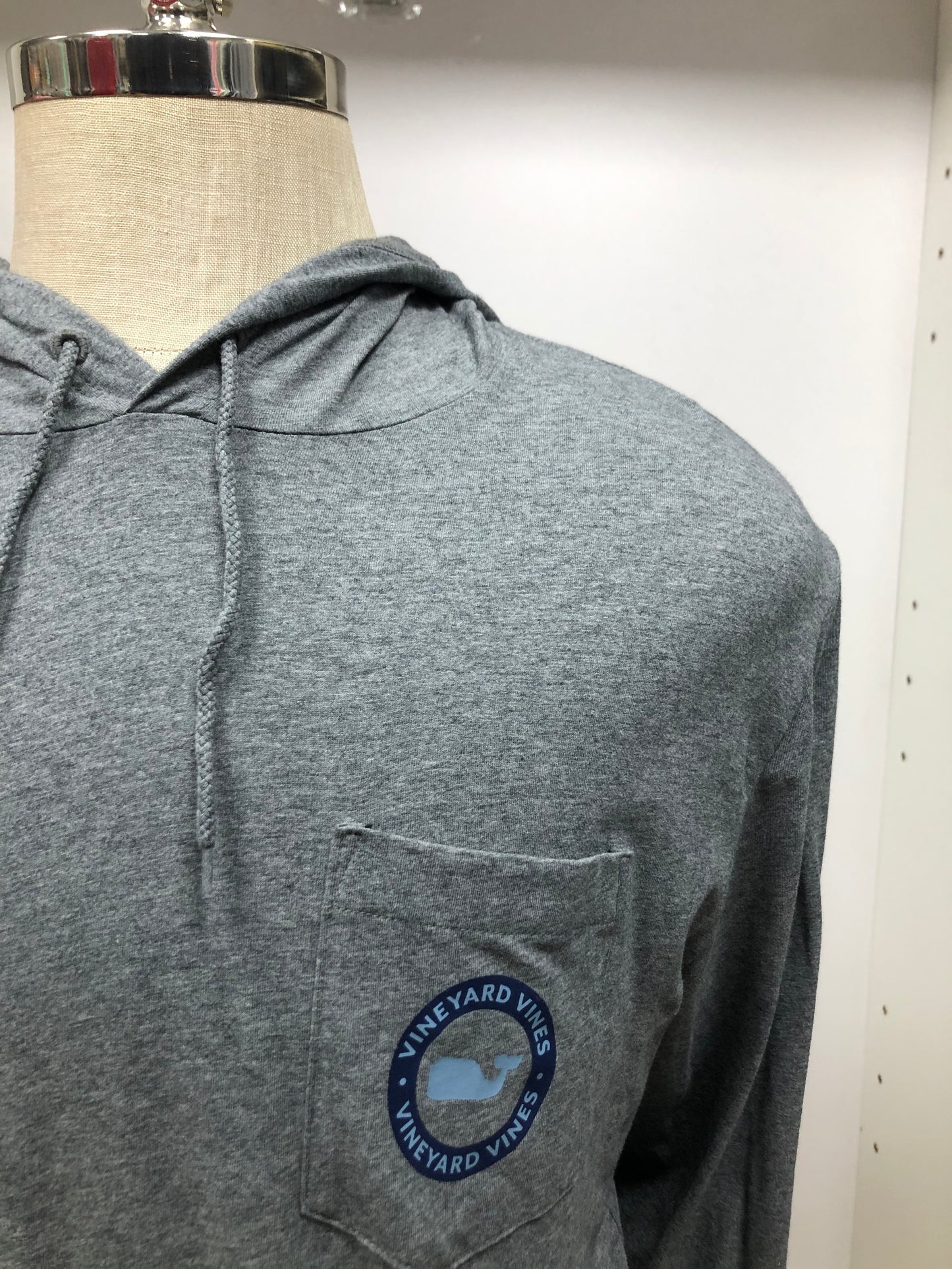 Camiseta con capucha Vineyard Vines 🐳 color gris oscuro con Diseño de Ballena en celeste Talla L