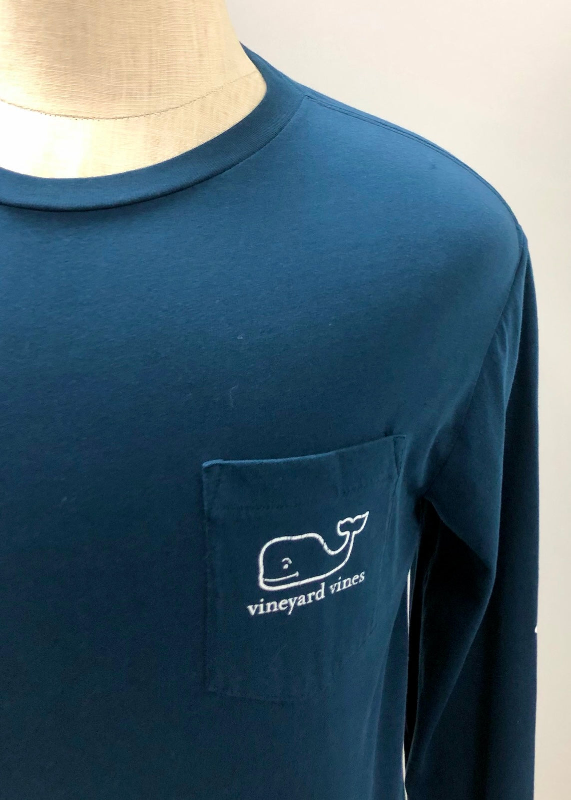 Camiseta cuello redondo Vineyard Vines 🐳 color azul navy con Diseño de ballena en blanco Talla M