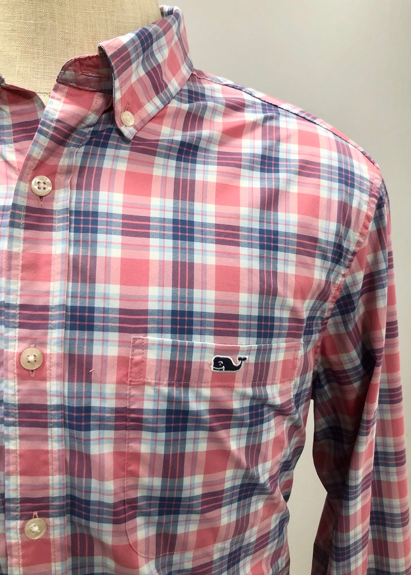 Camisa de botones Vineyard Vines 🐳 color blanco de cuadros en color rosado y azul Talla L Entalle Regular