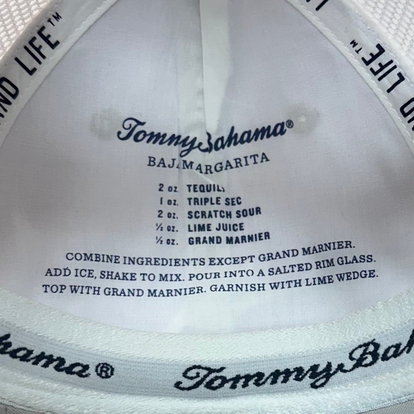 Gorra Tommy Bahama🦈 color gris y blanco con logotipo en color blanco