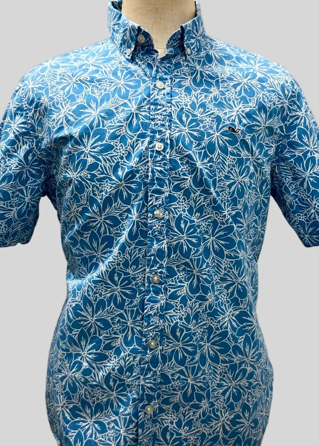 Camisa de botones Vineyard Vines 🐳 color azul con diseño de floral en blanco Talla L Entalle Regular