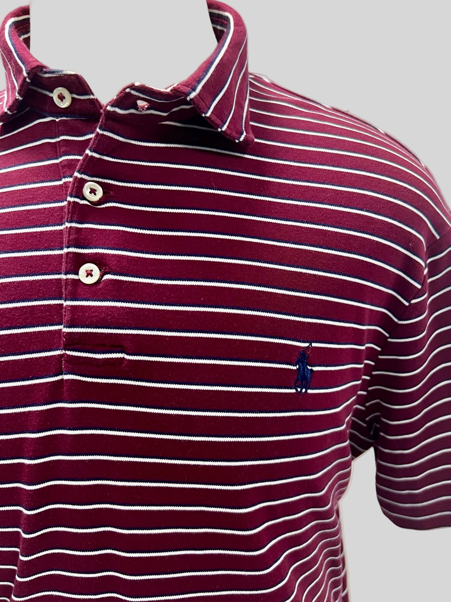 Camiseta Polo Ralph Lauren 🏇🏼 color rojo oscuro con rayas color negro y blanco Talla L Entalle Regular