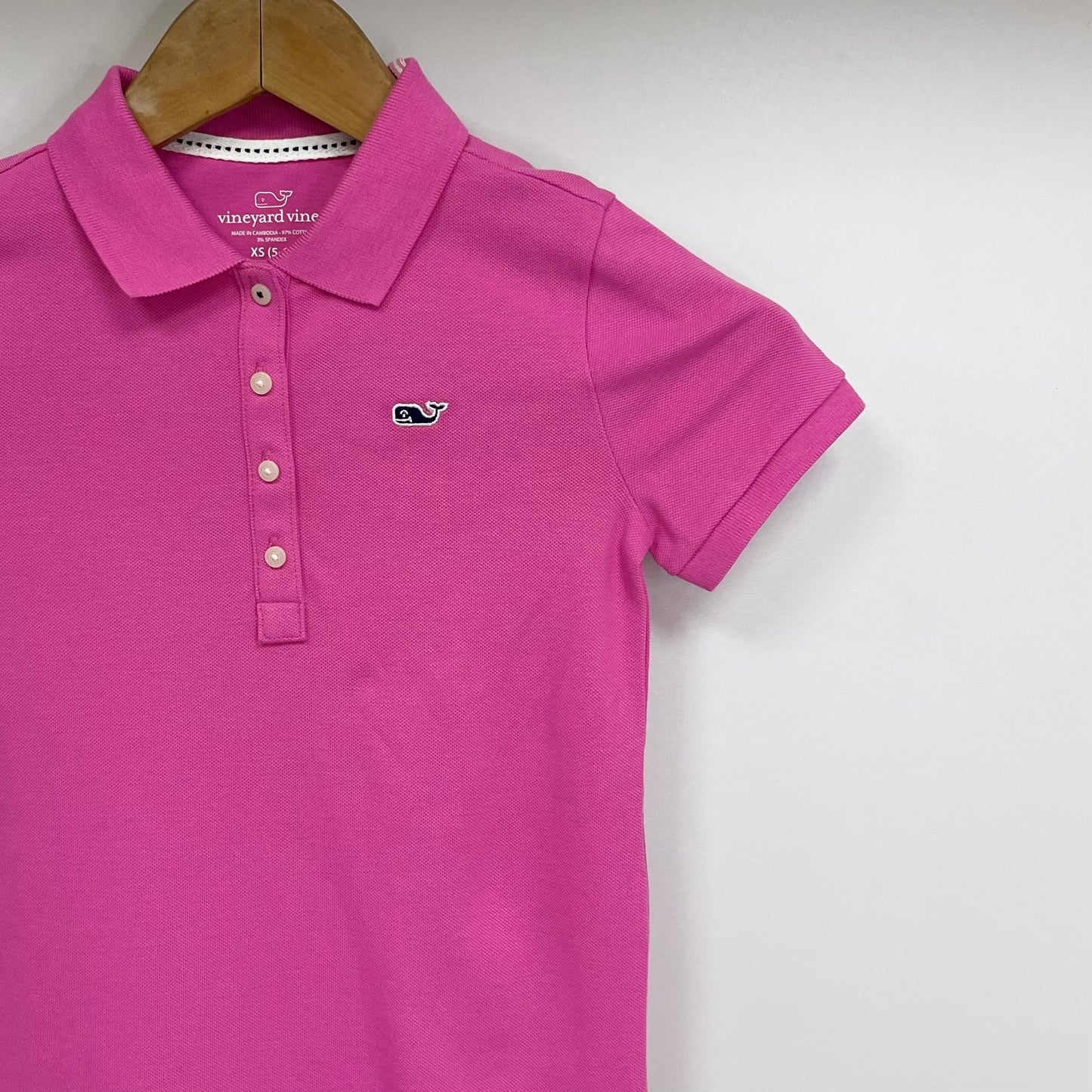 Vestido de niña Vineyard Vines 🐳 color rosado intenso y logo en letras azul Talla XS (5-6) Entalle Regular