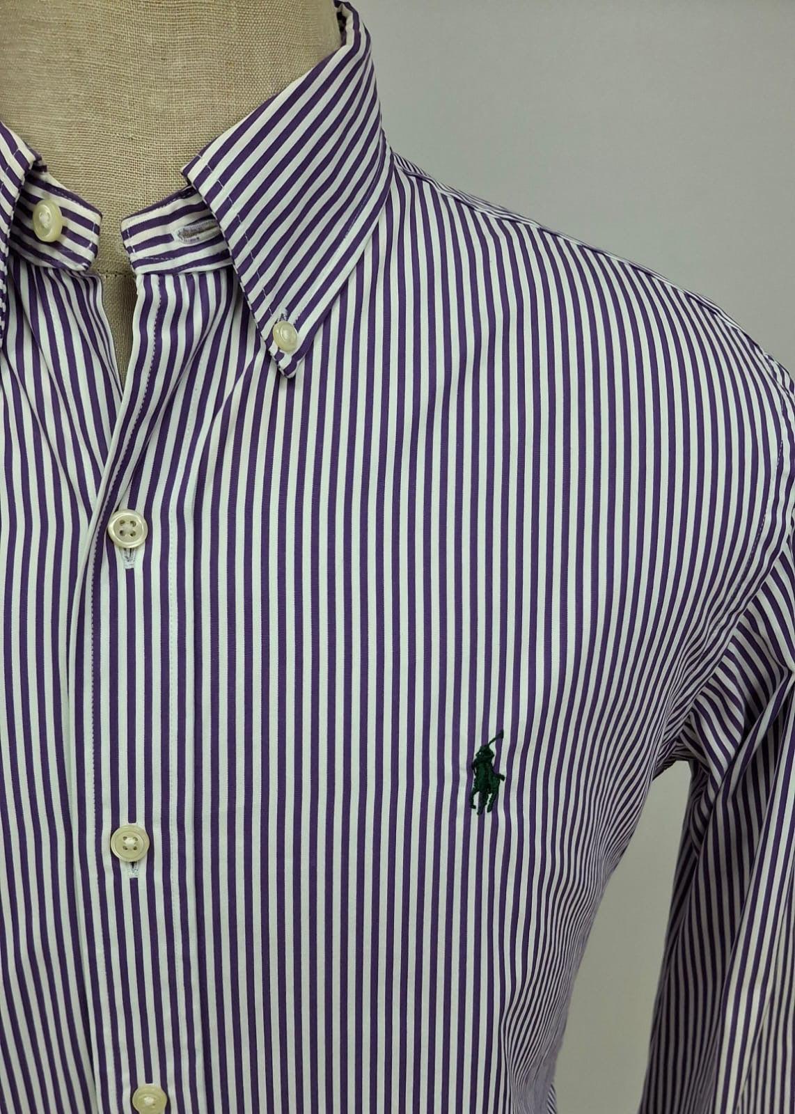 Camisa Polo Ralph Lauren 🏇🏼 con patron de rayas en color morado y blanco Talla M Entalle Custom Fit