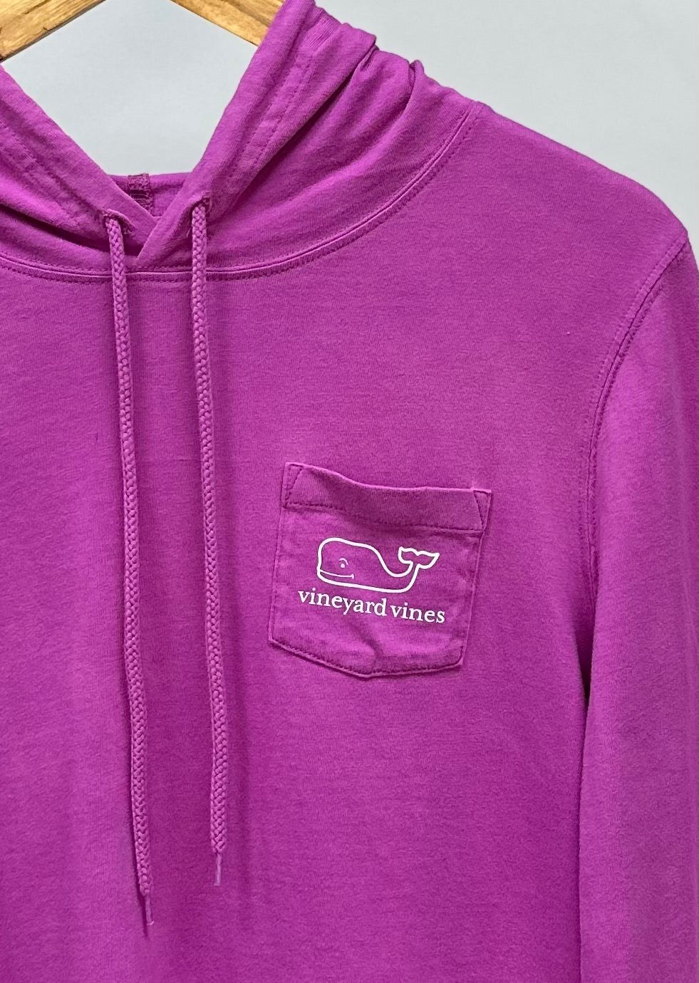 Camiseta con capucha de mujer Vineyard Vines 🐳 color fucsia y logo en blanco con bolsillo Talla M