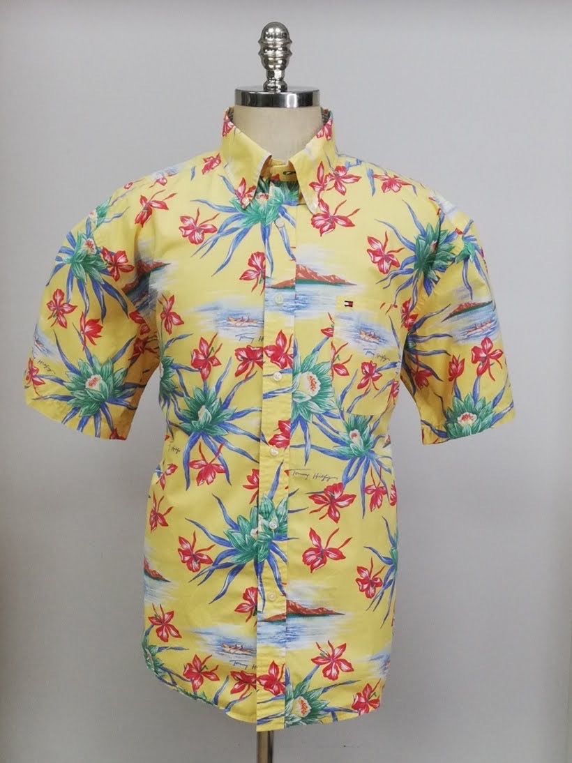 Camisa de botones Tommy Hilfiger 🇺🇸 color amarillo con diseño de tropical en rojo, azul y verde Talla XL Entalle Regular