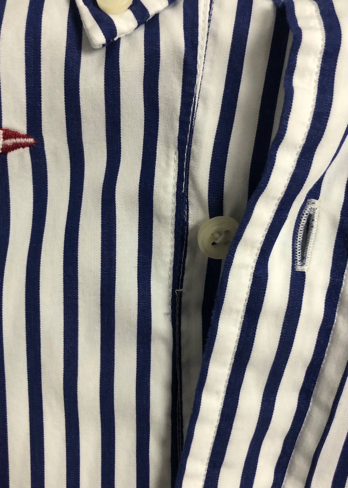 Camisa de botones Polo Ralph Lauren 🏇🏼 color blanco de rayas azul navy con logo de banderas Talla L Entalle Regular (ver descripción)