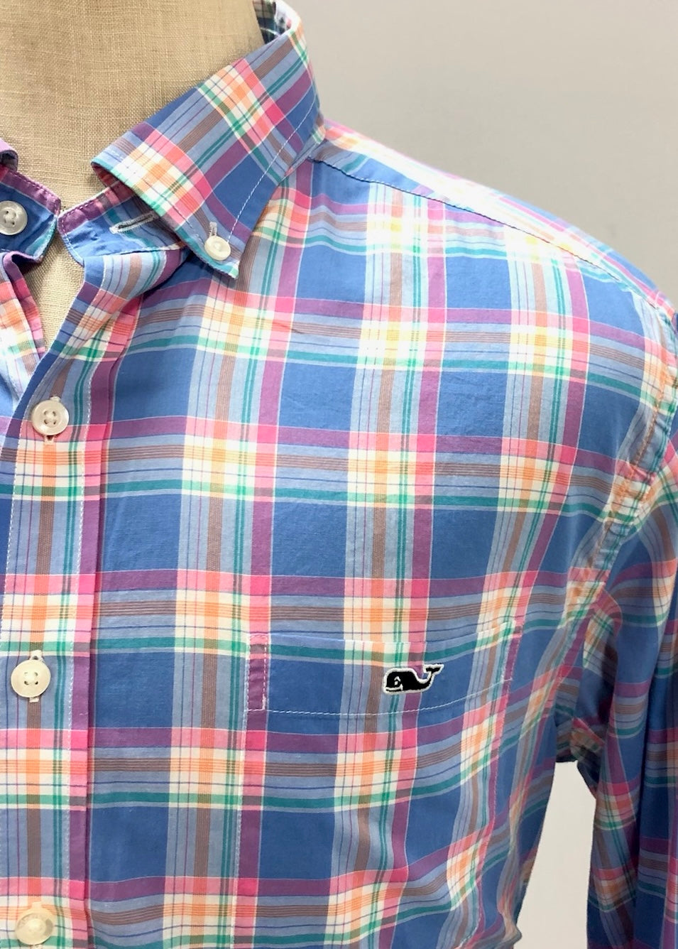 Camisa de botones Vineyard Vines 🐳 color azul de cuadros tartán en color rosado, naranja y blanco Talla L Entalle Slim Fit