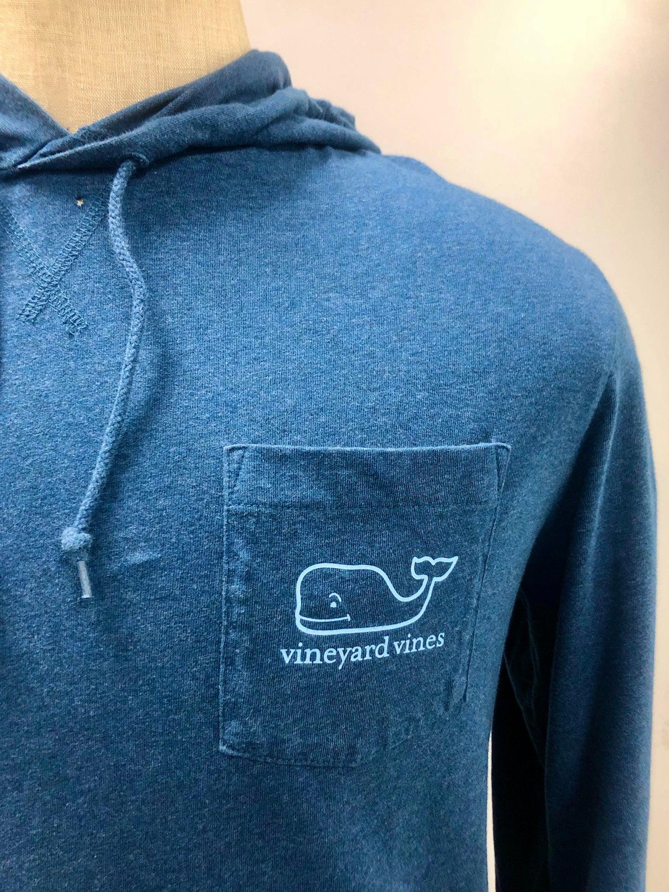 Camiseta con capucha Vineyard Vines 🐳 color azul grisáceo con Diseño de Ballena en celeste Talla L (ver descripción)