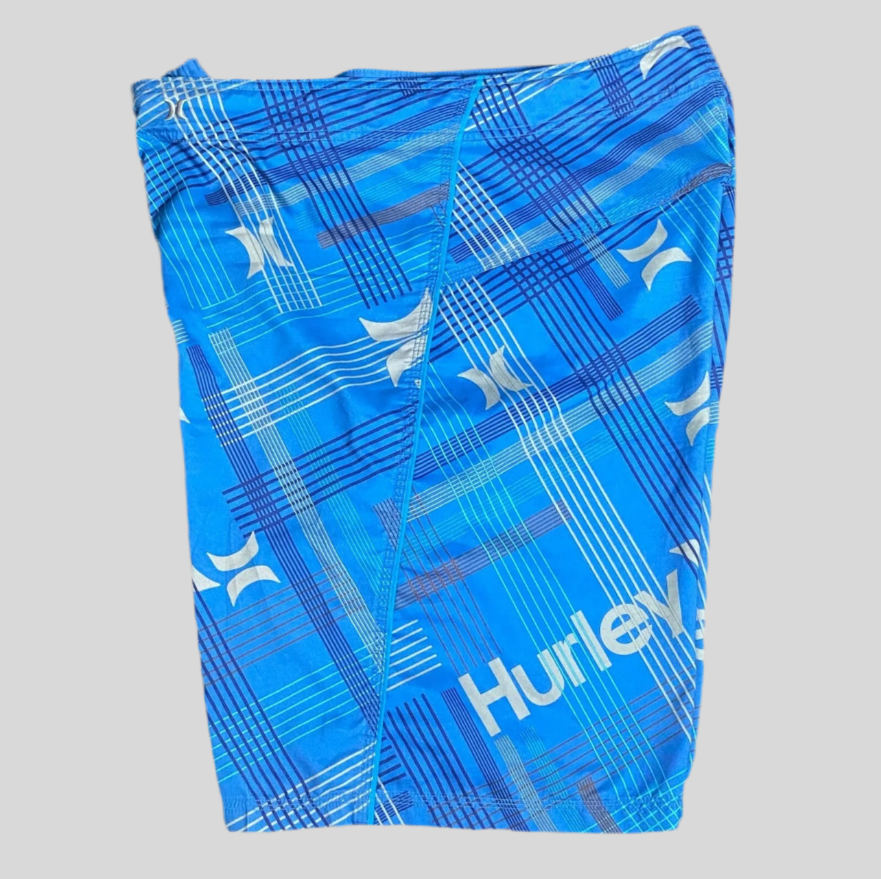 Short de baño Hurley 🏄🏽‍♂️ color azul y diseño de líneas en color celeste y gris y con logo en color gris Talla XXL