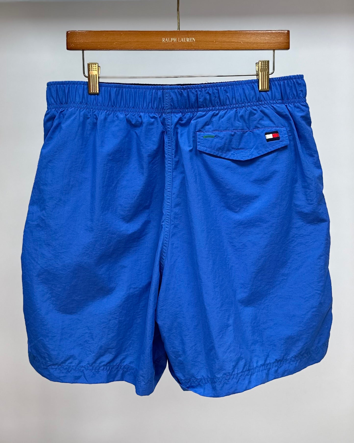 Short de baño Tommy Hilfiger color azul con franja en color azul, rojo y blanco talla L