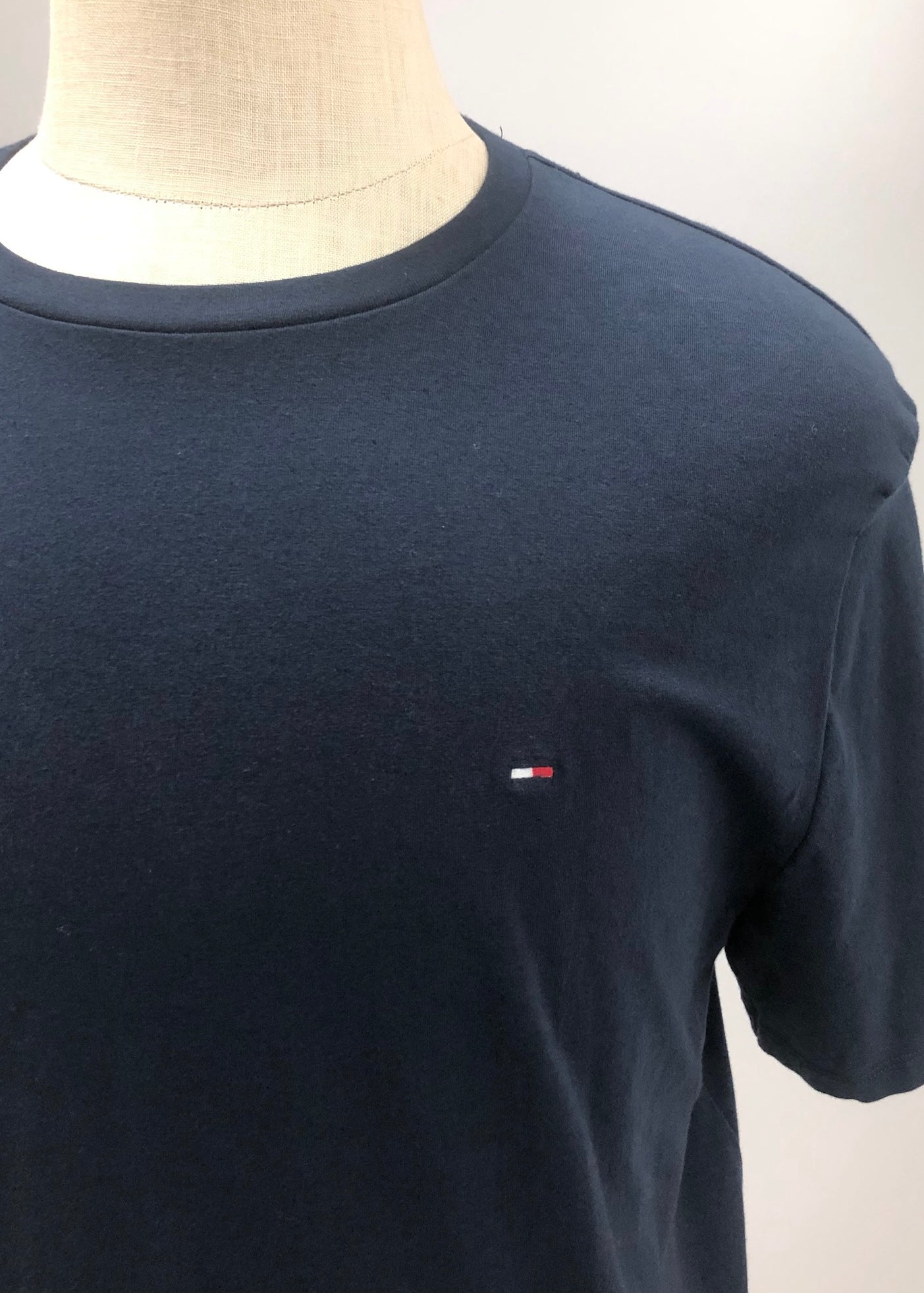 Camiseta cuello Redondo Tommy Hilfiger 🇺🇸 color azul navy Talla XL Entalle Regular (ver descripción)