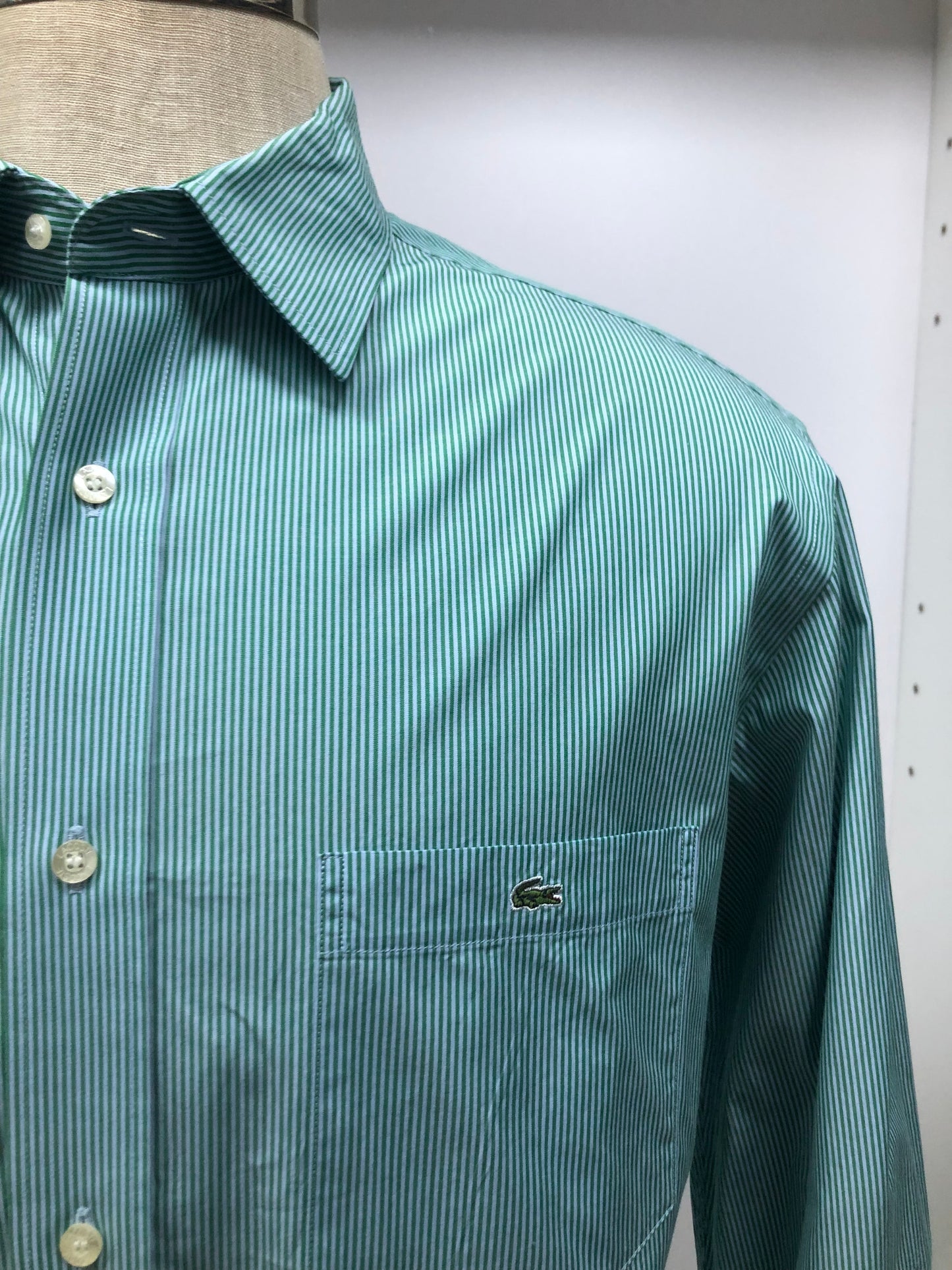 Camisa Lacoste 🐊 con patron de rayas finas en verde y blanco Talla L Entalle Regular