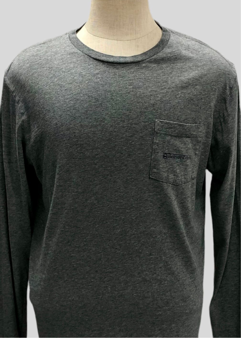 Camiseta cuello redondo Vineyard Vines 🐳 color gris oscuro y diseño de pesca Talla M