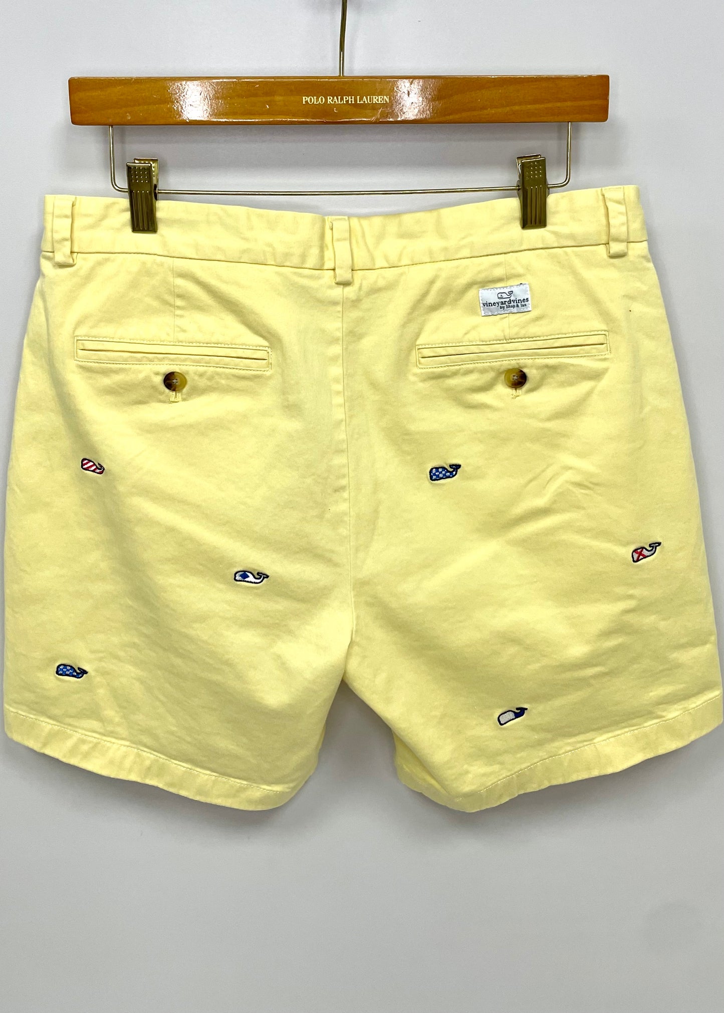 Short Casual Vineyard Vines 🐳 color amarillo con diseño de ballenas talla 32