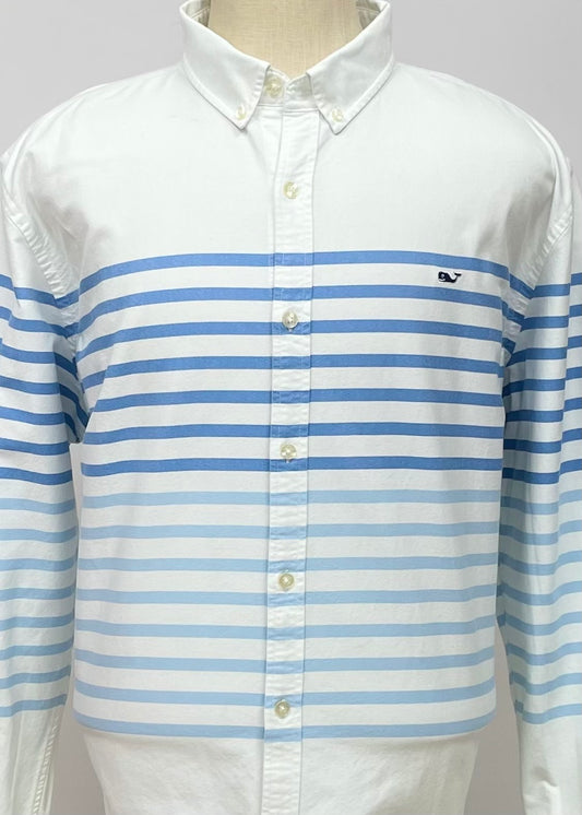 Camisa de botones Vineyard Vines 🐳 Oxford color blanco con patrón de rayas en color celeste y azul Talla XXL Entalle Slim Fit