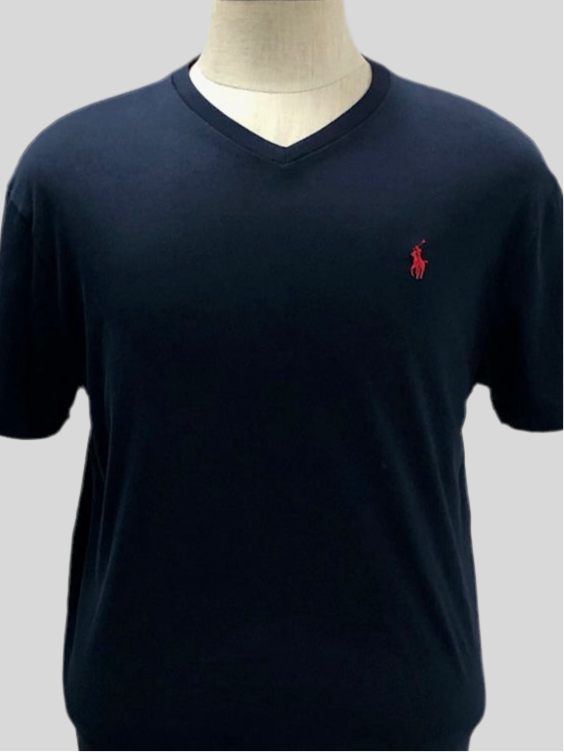 Camiseta cuello V Polo Ralph Lauren 🏇🏼 color azul navy con logo en rojo Talla Medium Entalle Clásico