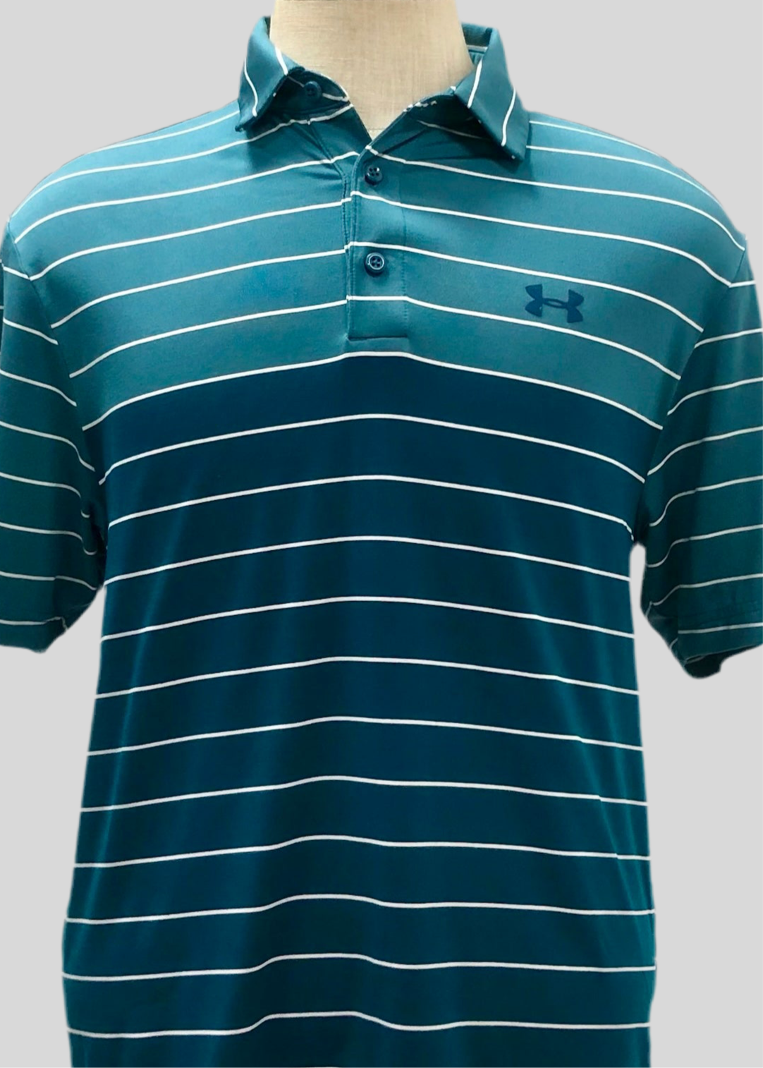 Camiseta polo Under Armour 🏋🏻 de rayas en verde esmeralda y azul navy Tela Performance Talla M Entalle Regular