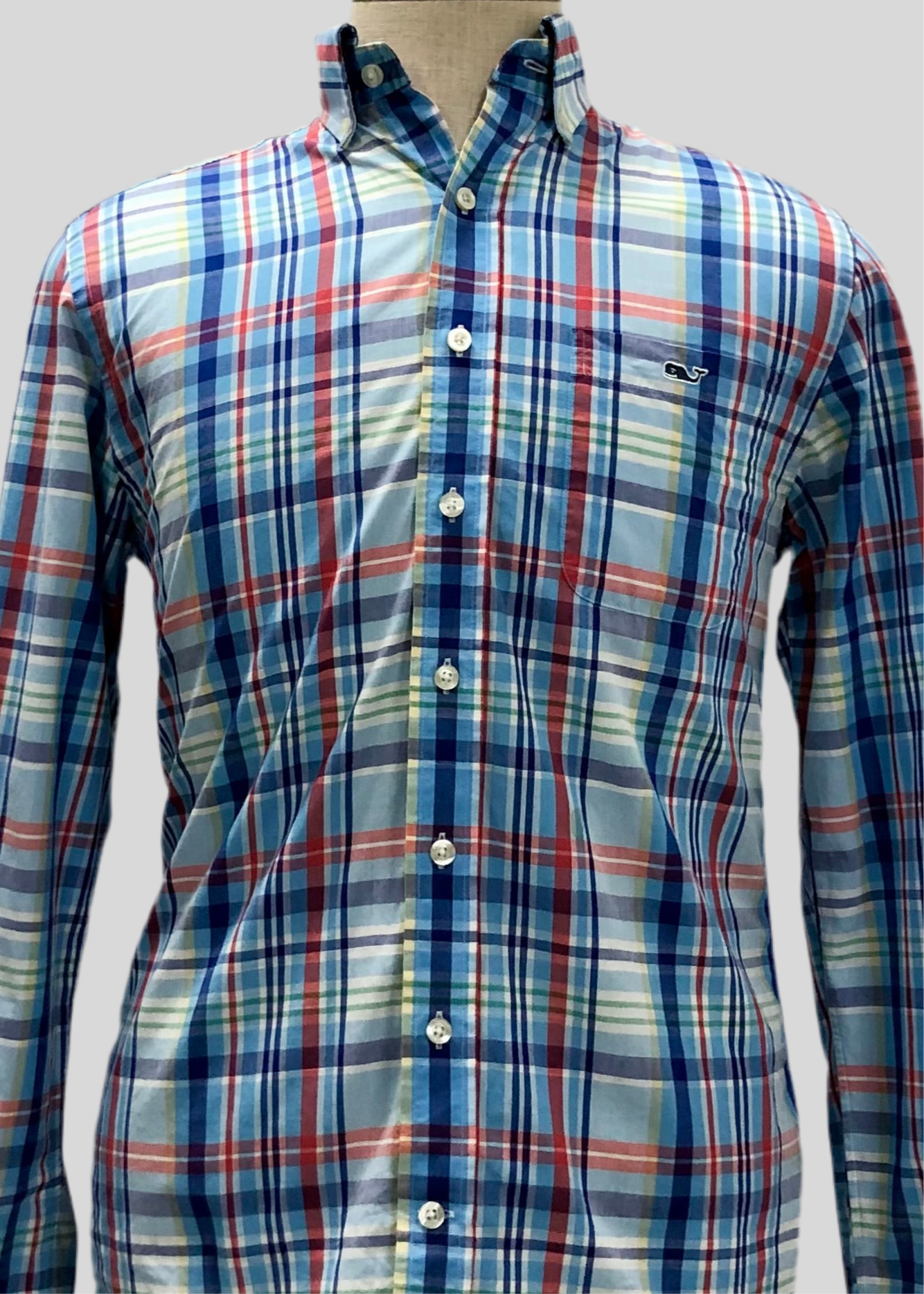 Camisa de botones Vineyard Vines 🐳 color celeste de cuadros en color rojo, azul y amarillo Talla S Entalle Slim Fit