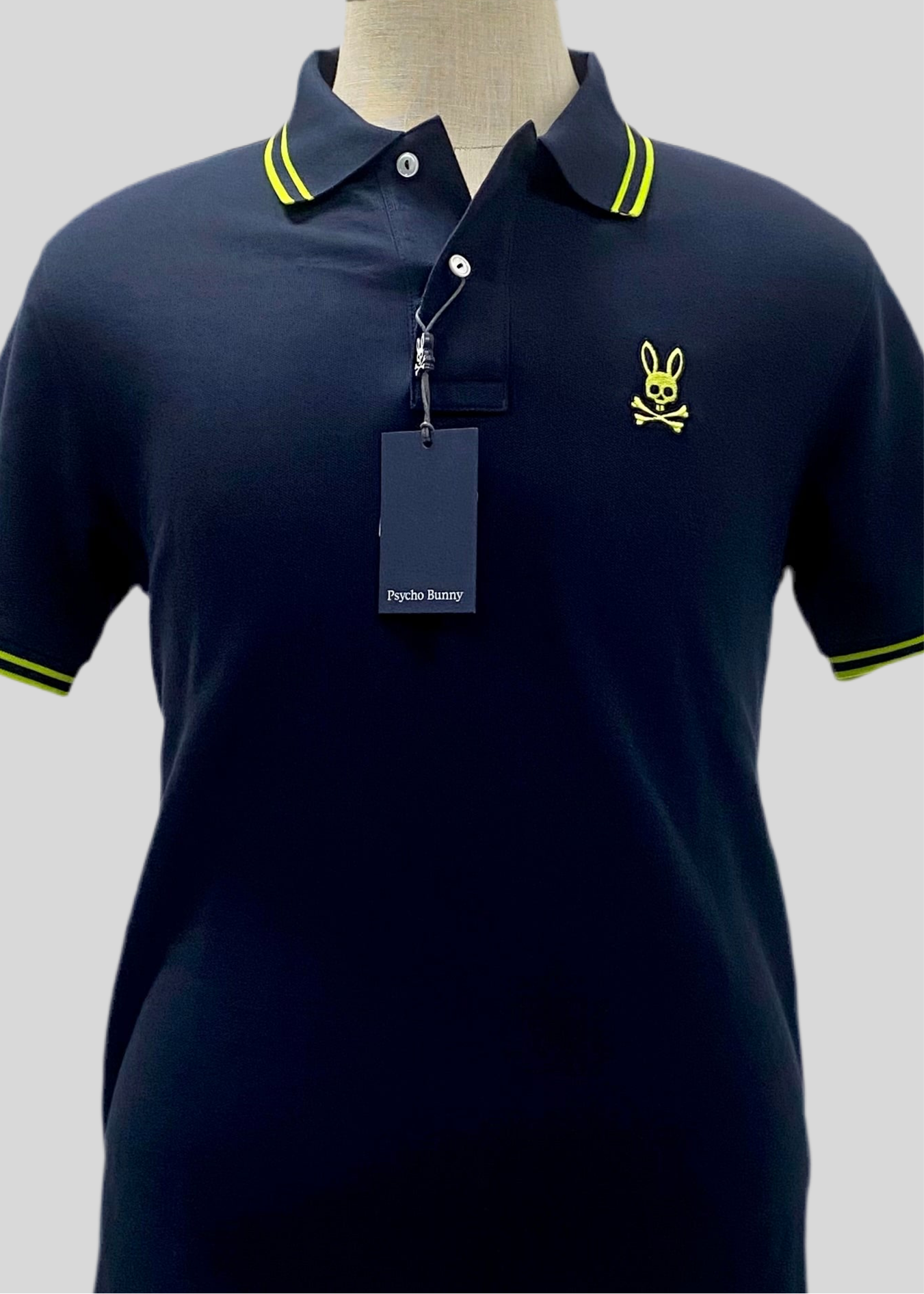 Camiseta Polo Psycho Bunny 🐰 Pique en color azul navy con diseño de cuello en verde intenso Talla M Entalle Regular