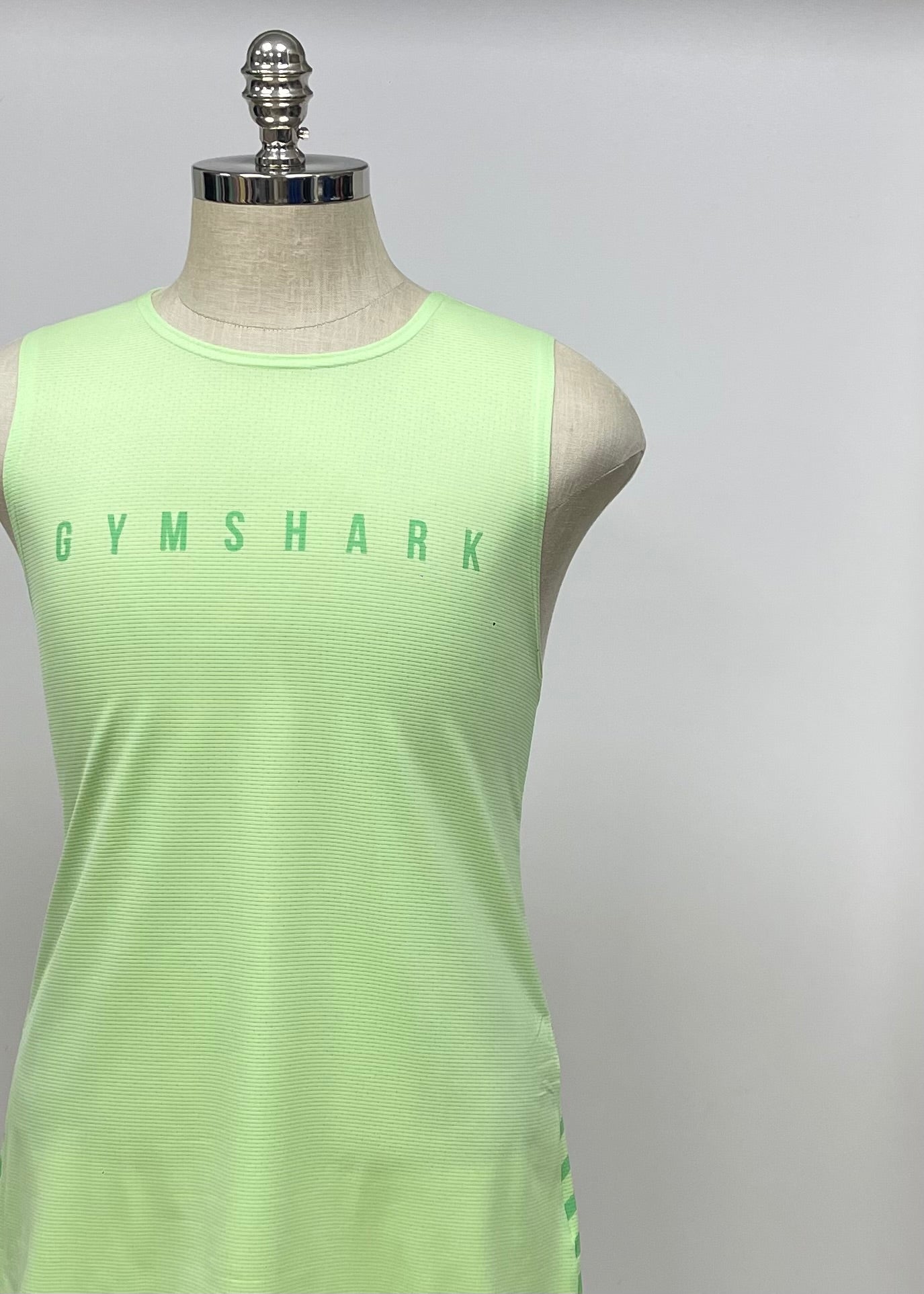 Camiseta de entrenamiento sin mangas Gymshark 🏋🏽 color verde claro y logo en verde Talla L