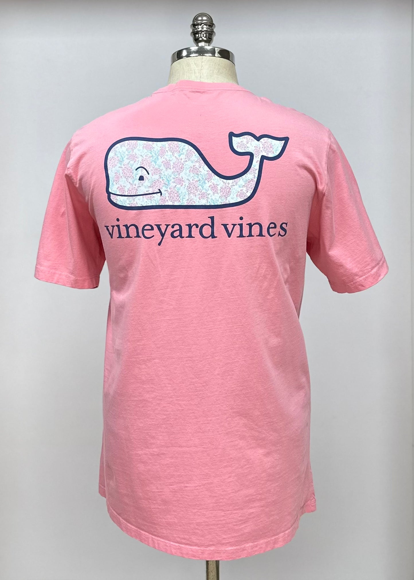 Camiseta de bolsillo Vineyard Vines 🐳 color rosado claro con Diseño de ballena Talla Large