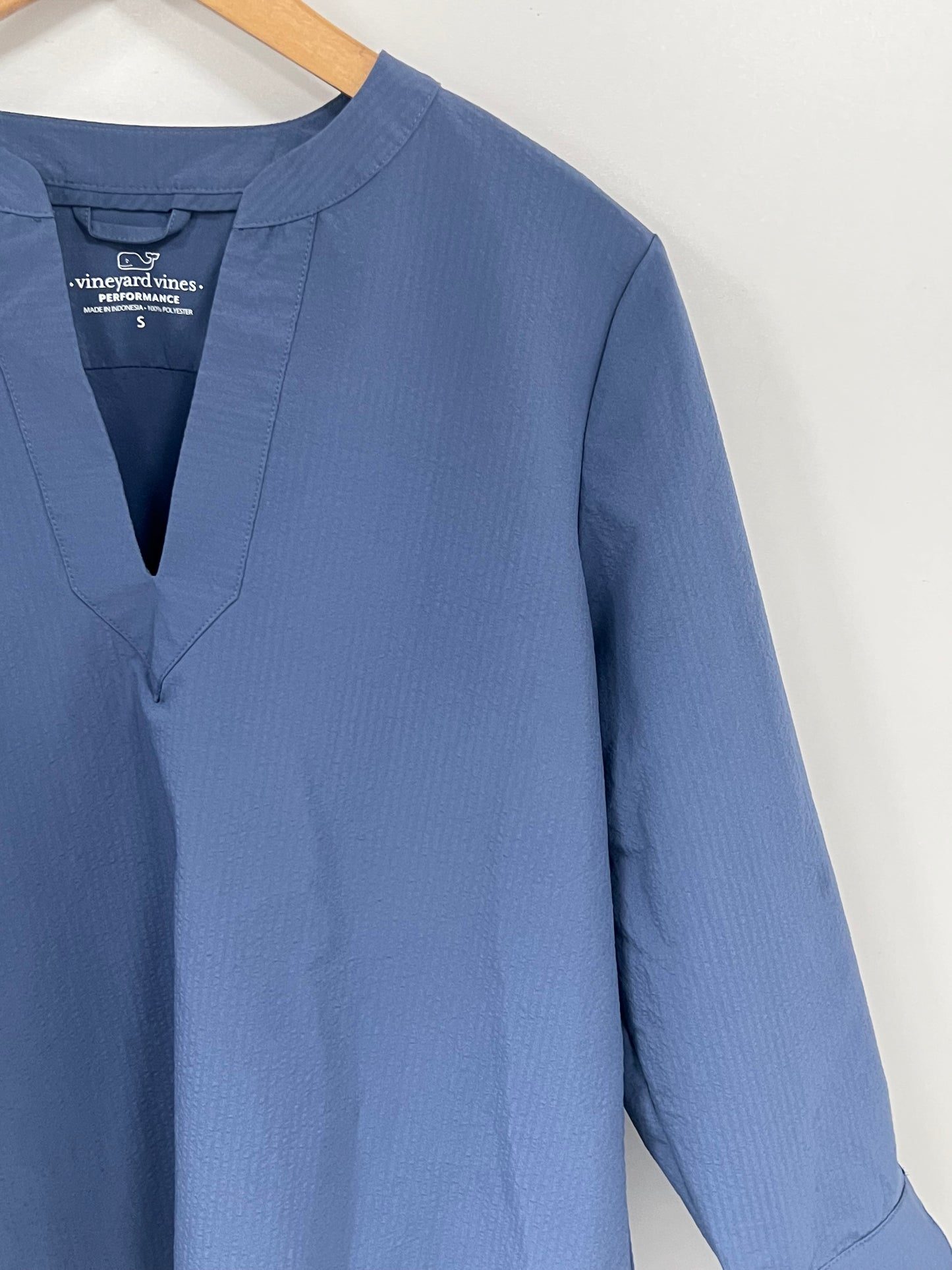Blusa de mujer Vineyard Vines 🐳 Performance color azul grisáceo Talla S Entalle Regular