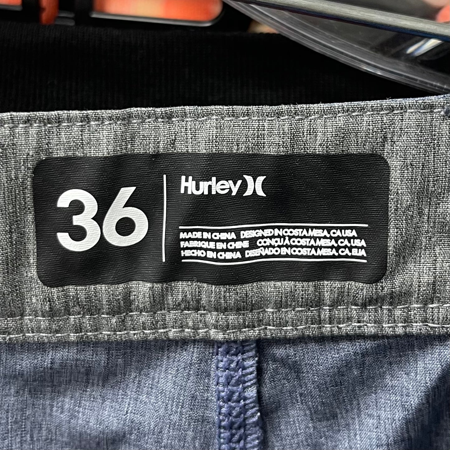 Short Híbrido Hurley 🏄🏽‍♂️ Tela performance color gris y diseño de hojas en azul oscuro talla L (36)